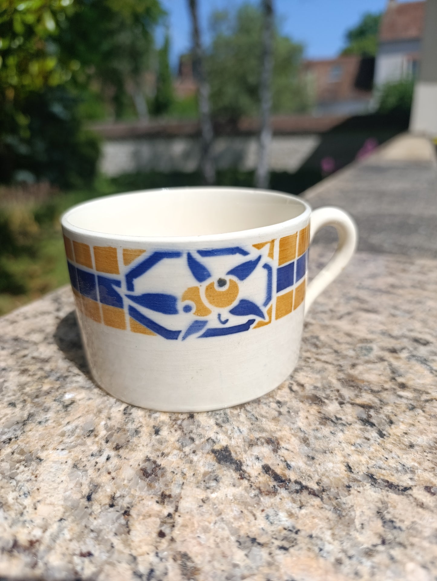 Lot de 2 tasses anciennes “Pontivy France” – décor géométrique bleu et ocre