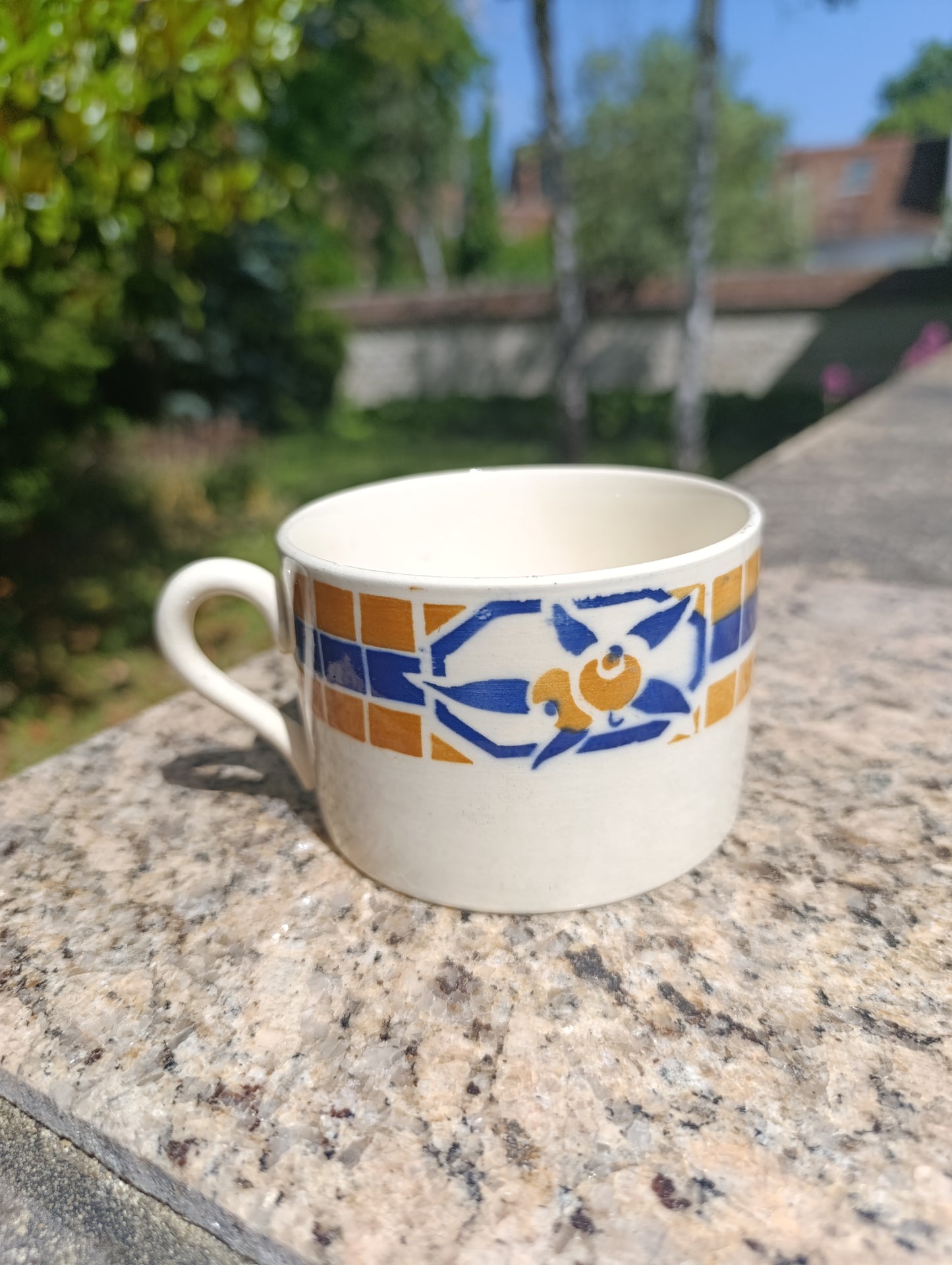 Lot de 2 tasses anciennes “Pontivy France” – décor géométrique bleu et ocre