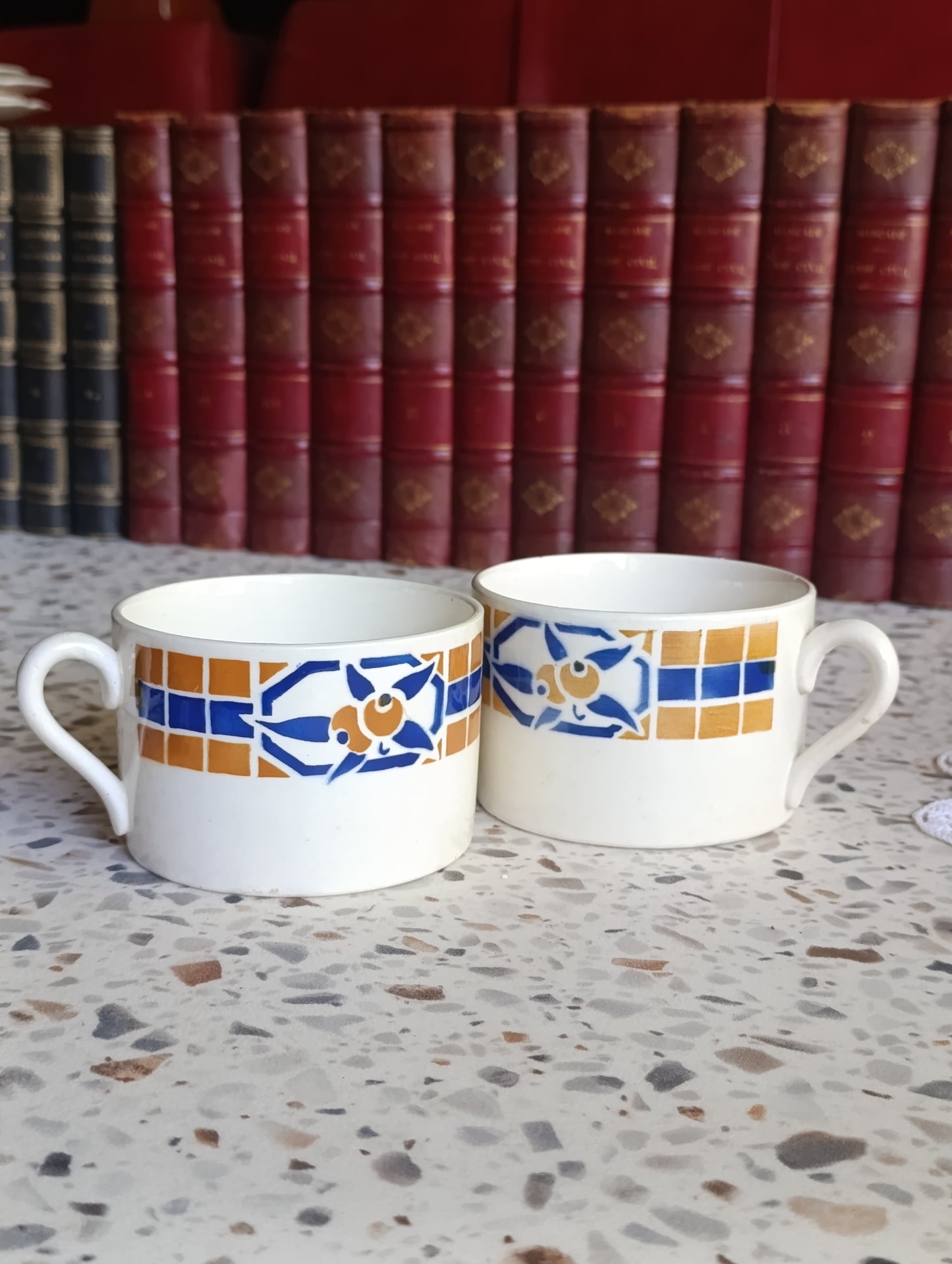 Lot de 2 tasses anciennes “Pontivy France” – décor géométrique bleu et ocre