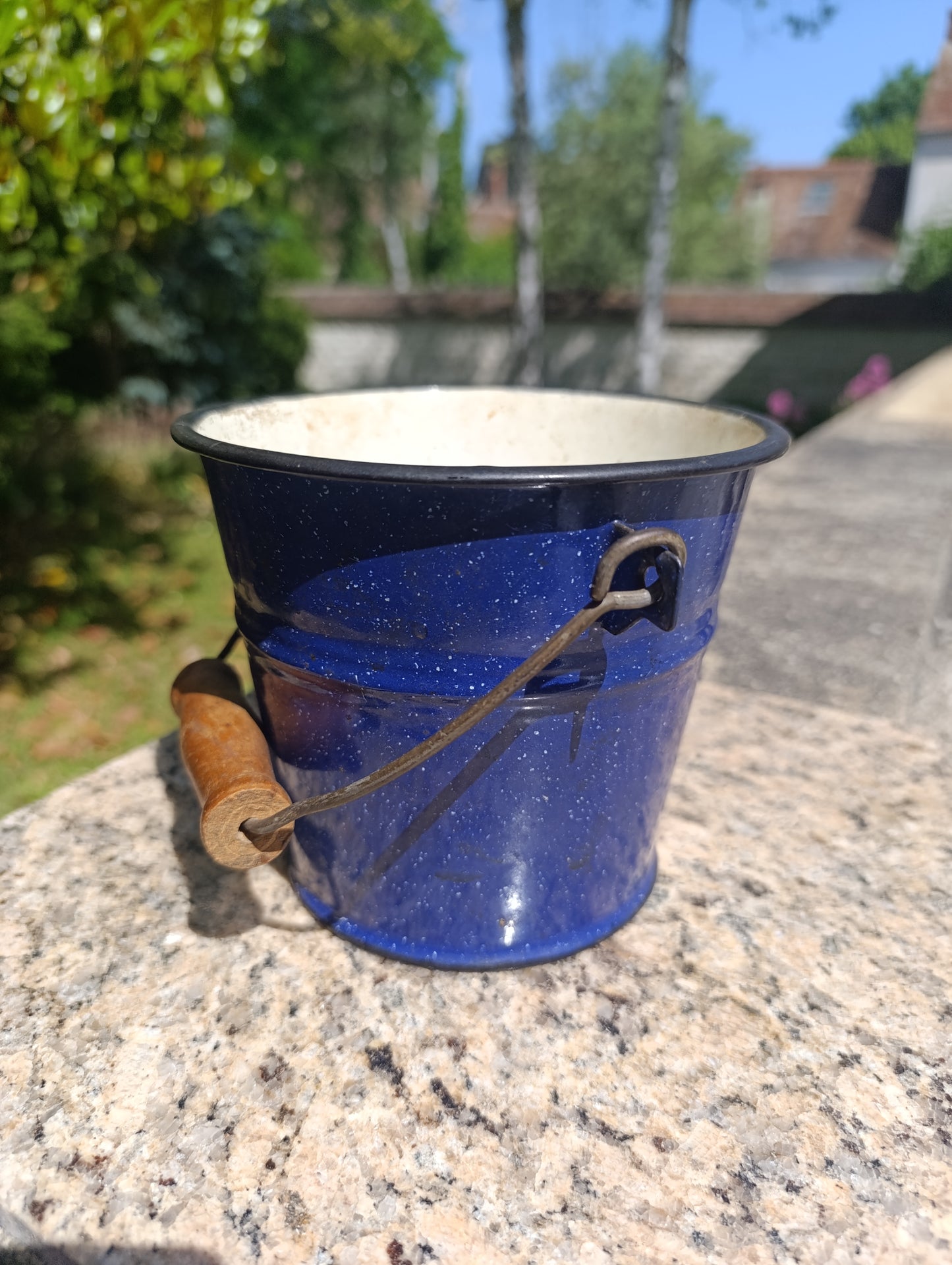 Petit seau ancien émaillé bleu – anse métal et poignée bois