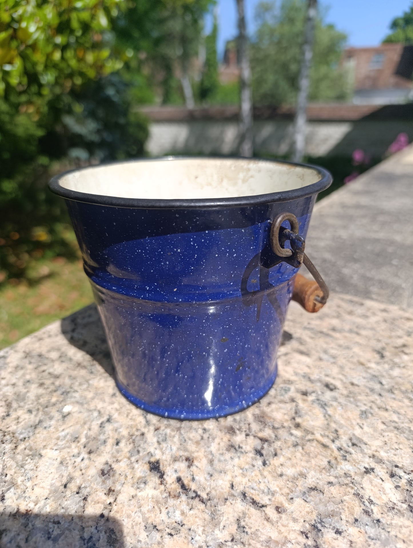 Petit seau ancien émaillé bleu – anse métal et poignée bois