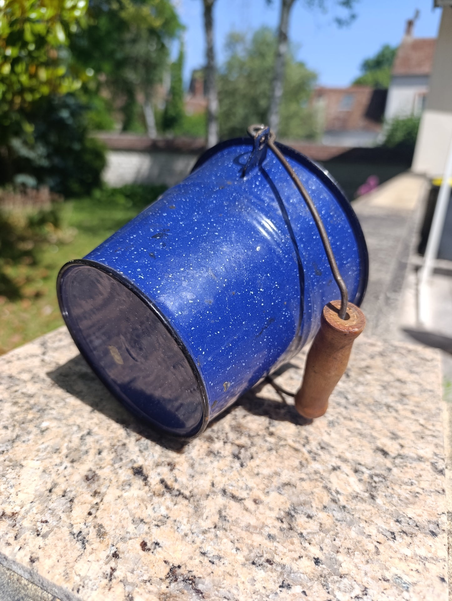 Petit seau ancien émaillé bleu – anse métal et poignée bois