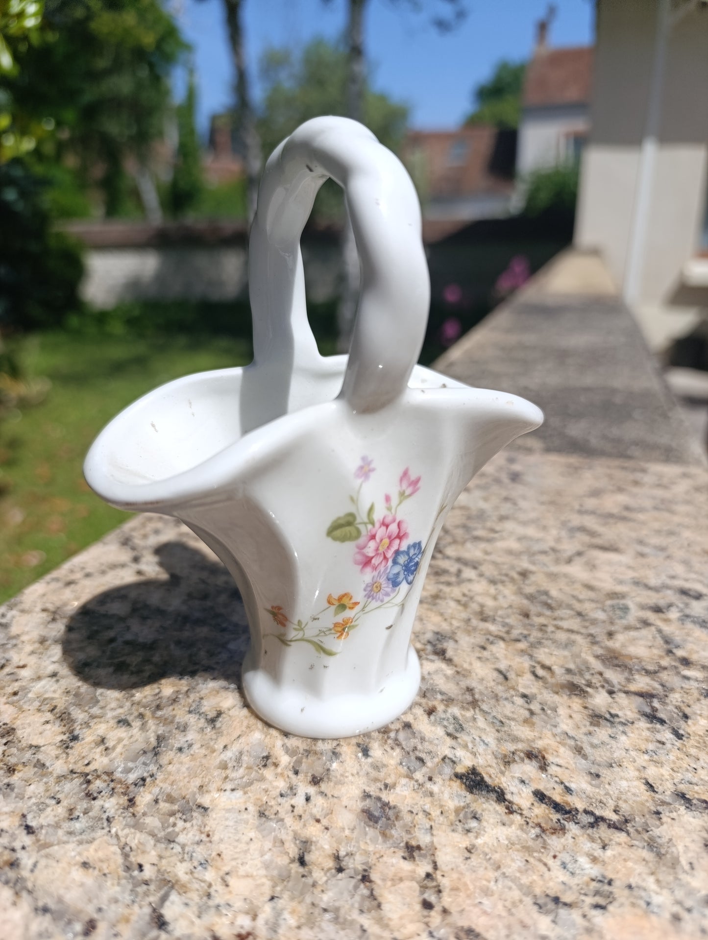 Petit panier décoratif en porcelaine de Limoges – décor floral