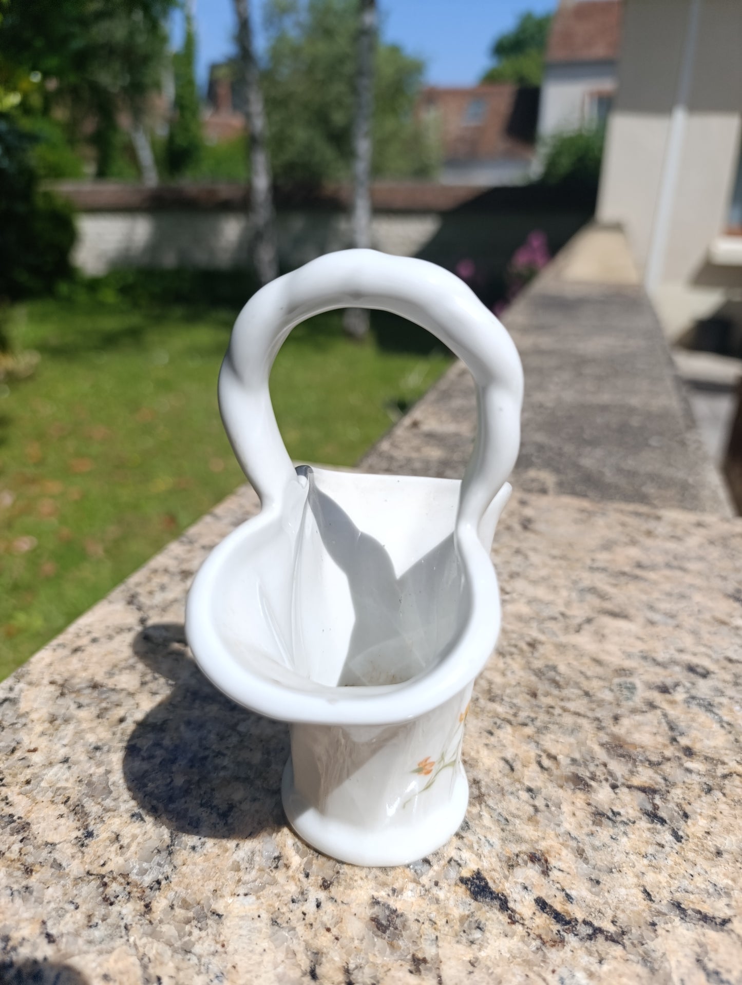 Petit panier décoratif en porcelaine de Limoges – décor floral