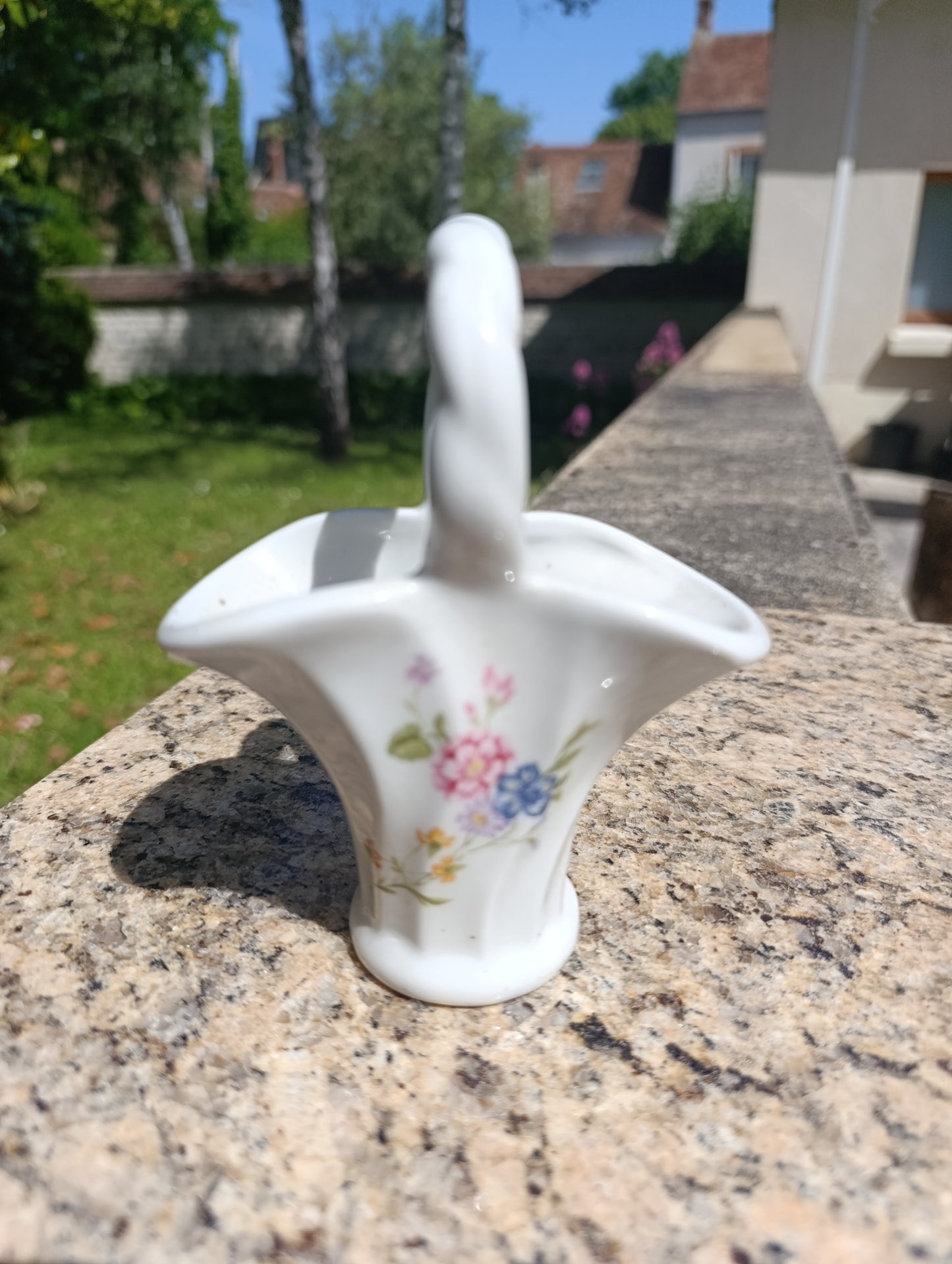 Petit panier décoratif en porcelaine de Limoges – décor floral