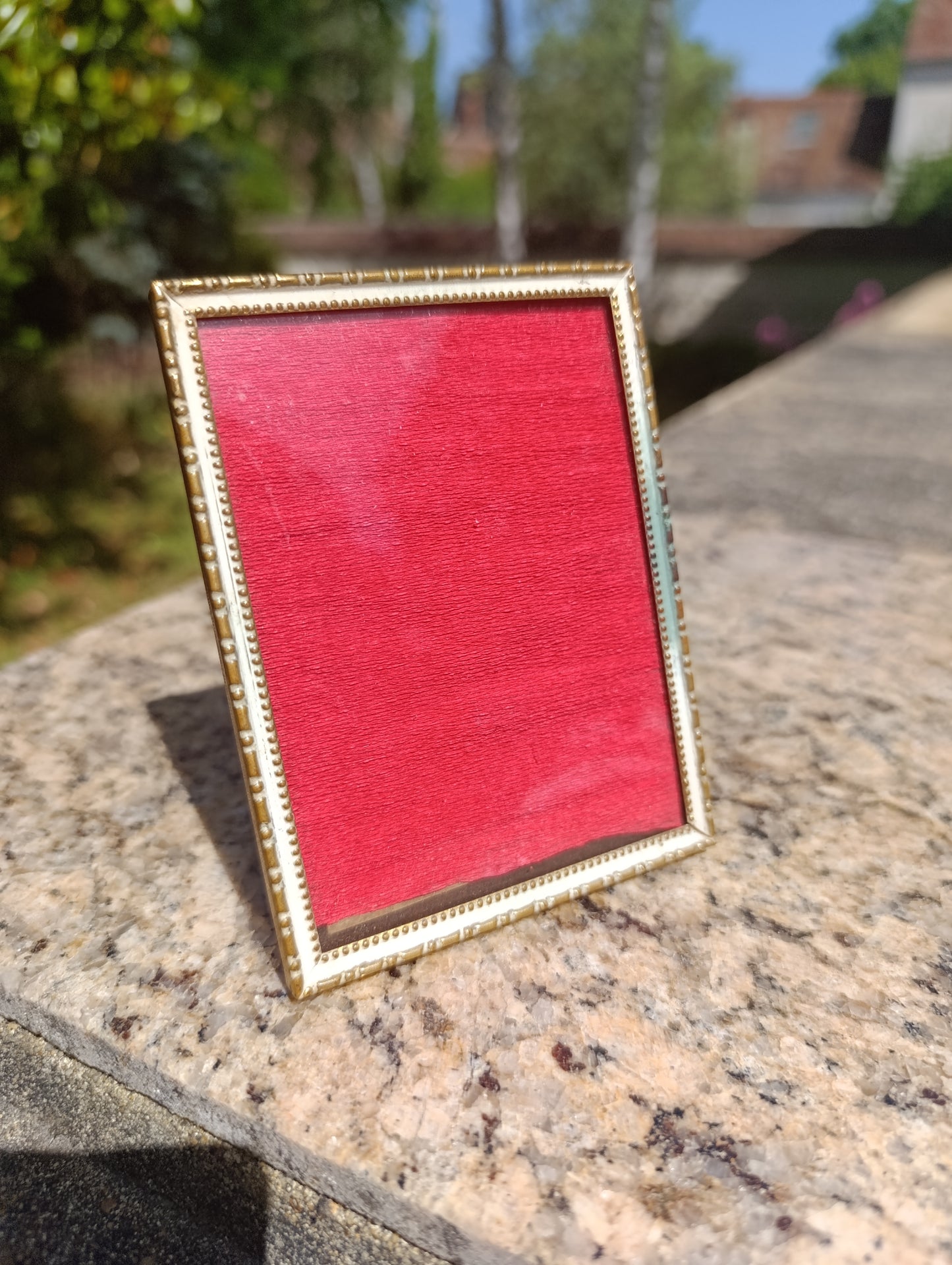 Cadre photo vintage métal doré et velours rouge – petit format à poser