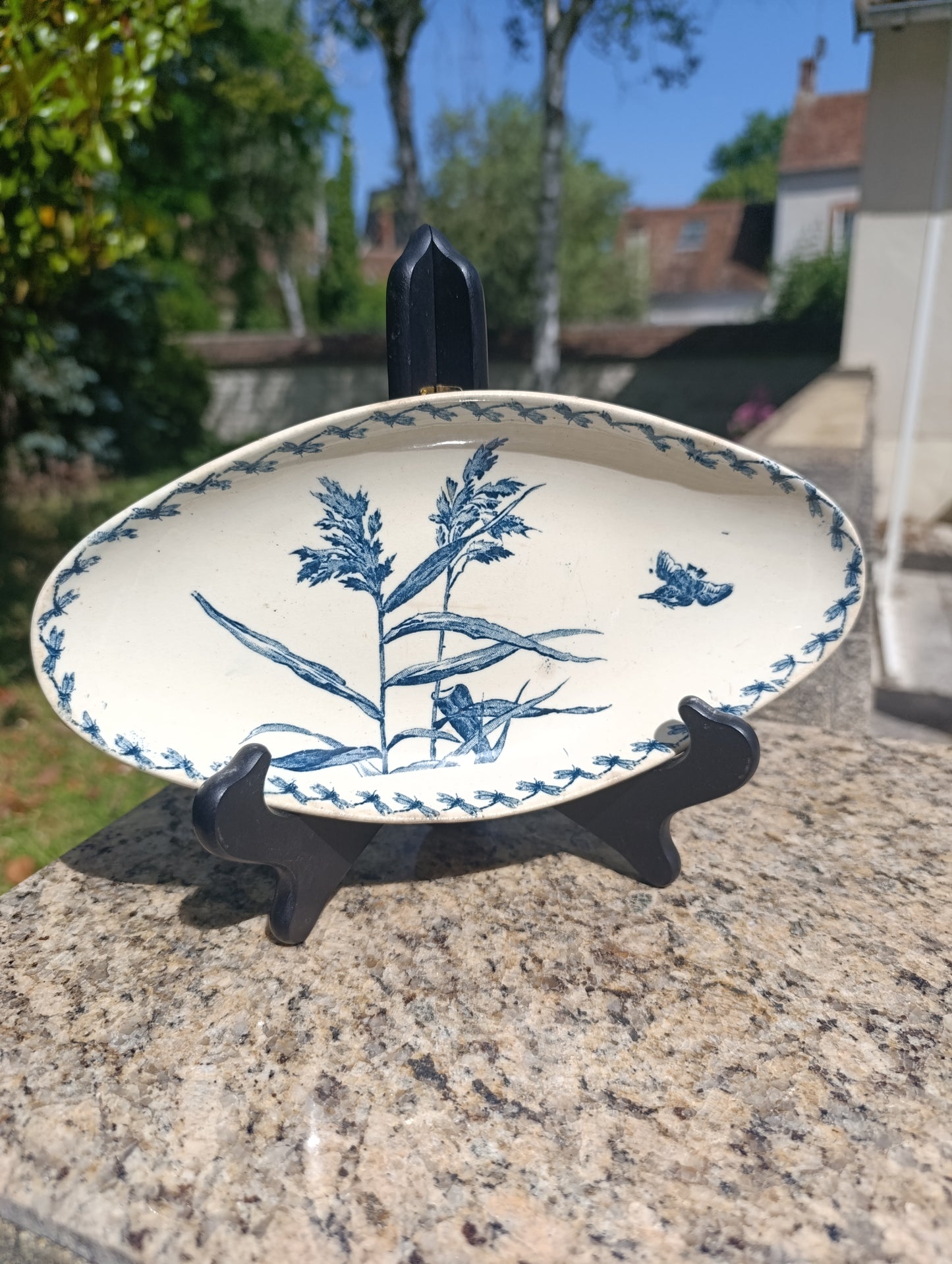 Plat ovale ancien GIEN Terre de Fer modèle Congo – décor bleu floral et oiseau