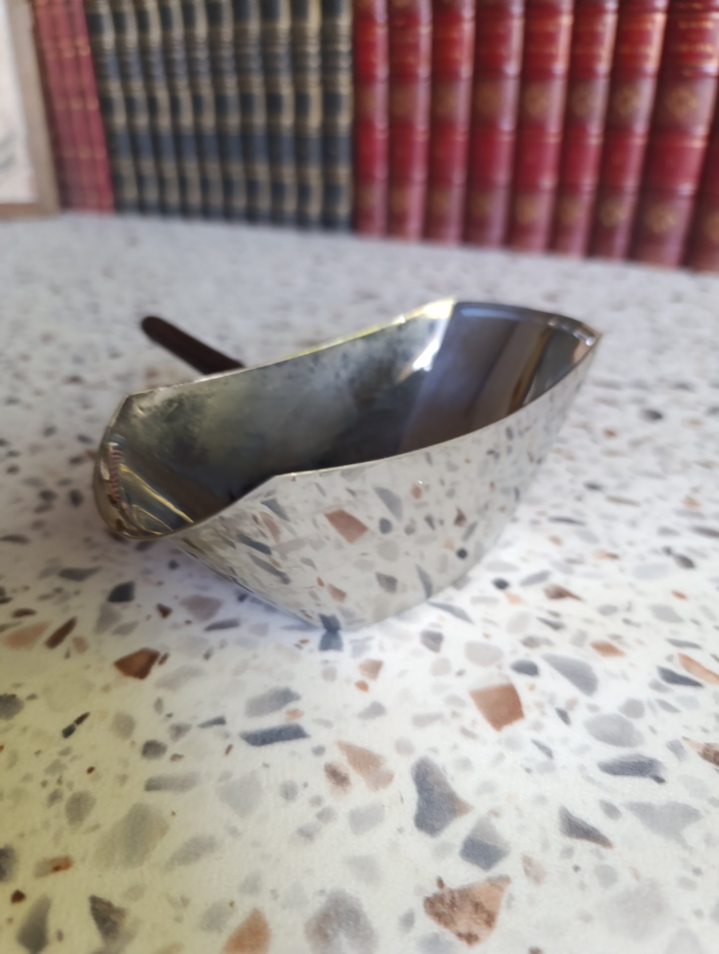 Saucière vintage en inox avec manche effet bois