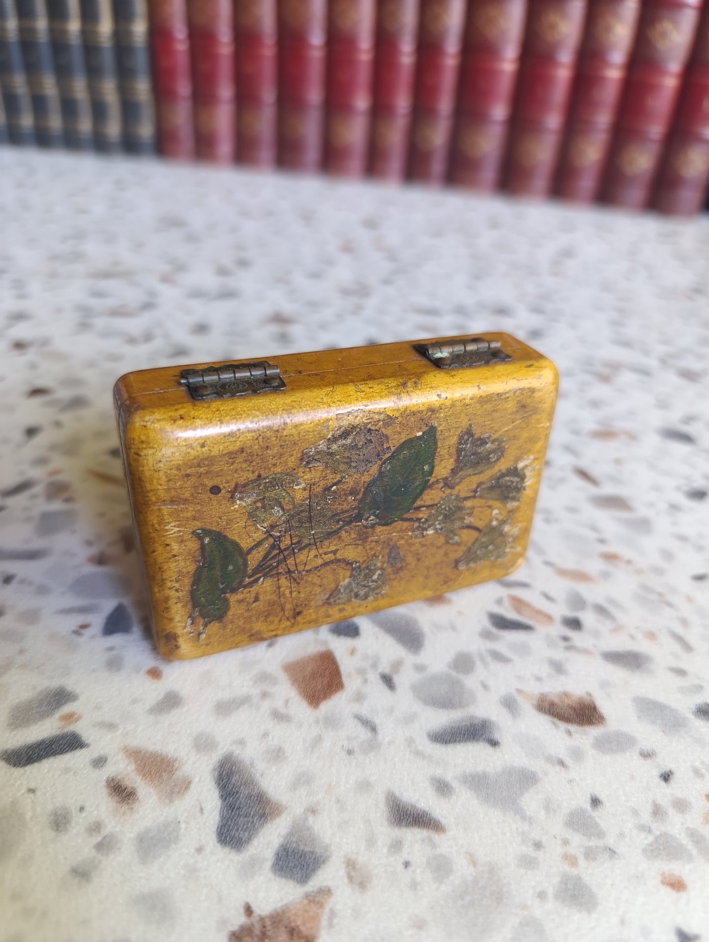 Petite boîte ancienne en bois décor floral – souvenir Au Louvre Paris
