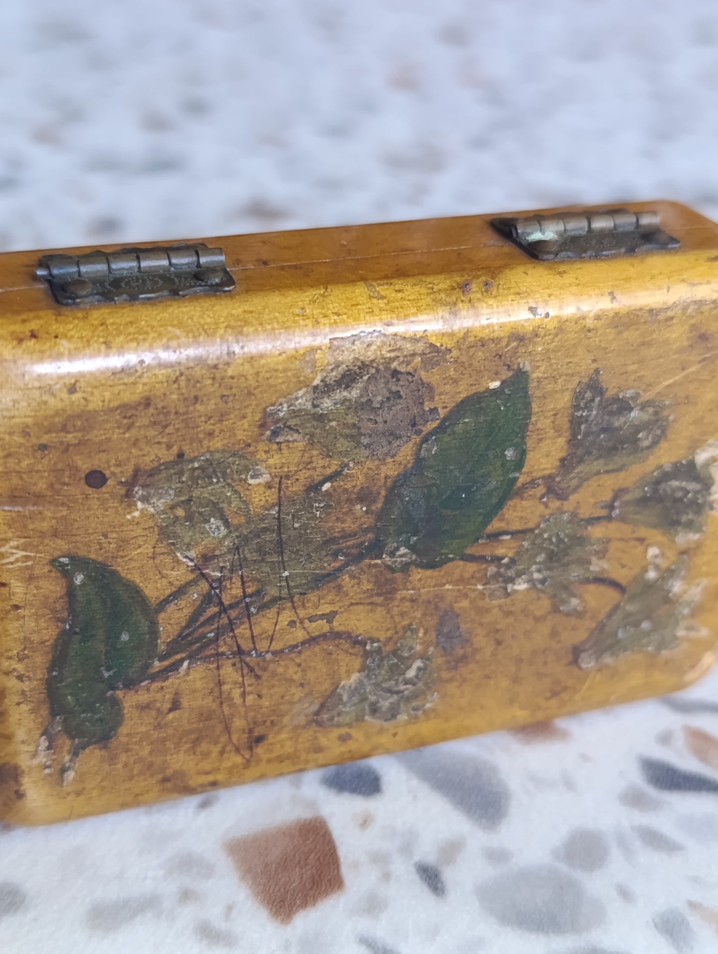 Petite boîte ancienne en bois décor floral – souvenir Au Louvre Paris