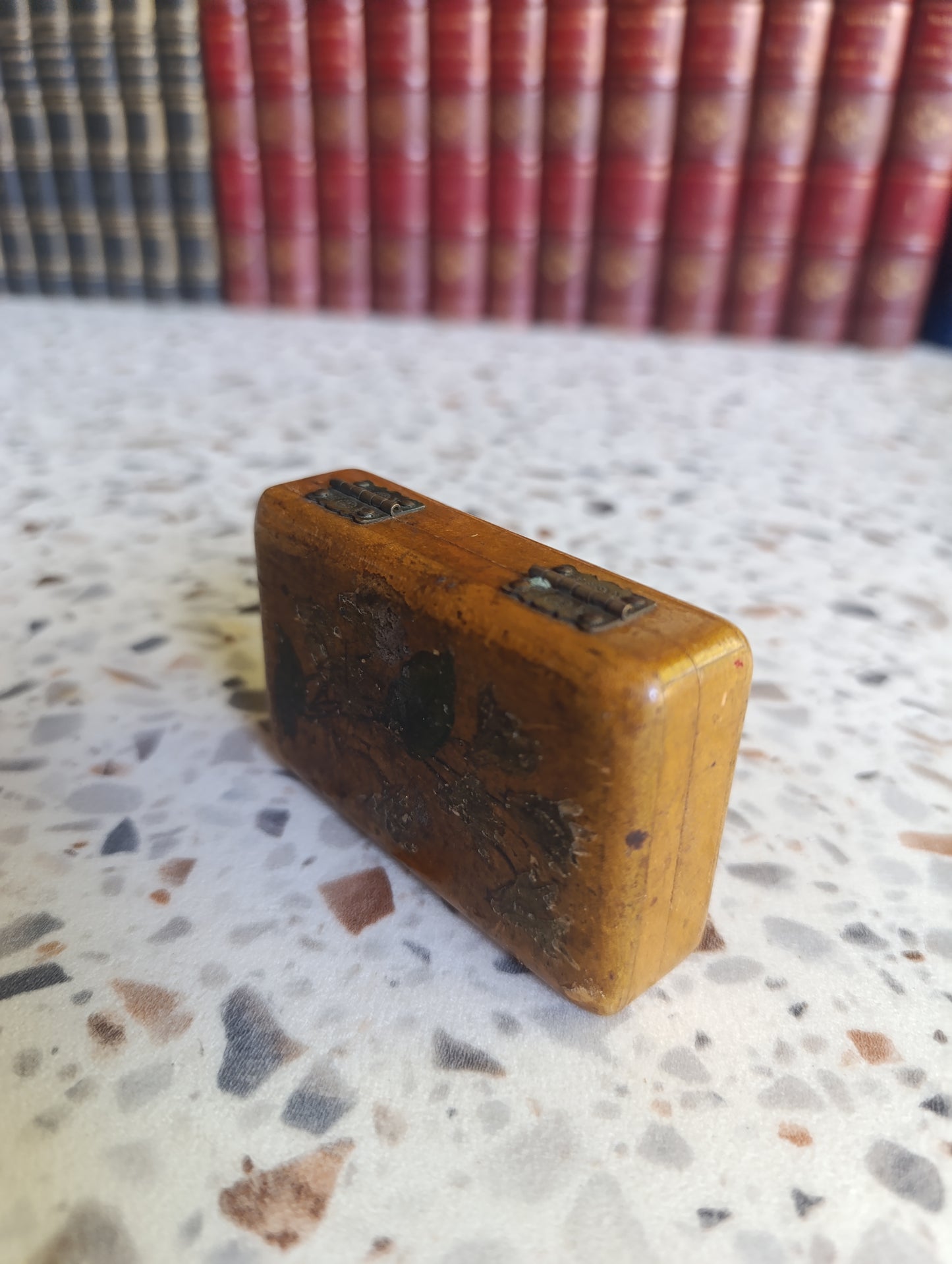 Petite boîte ancienne en bois décor floral – souvenir Au Louvre Paris