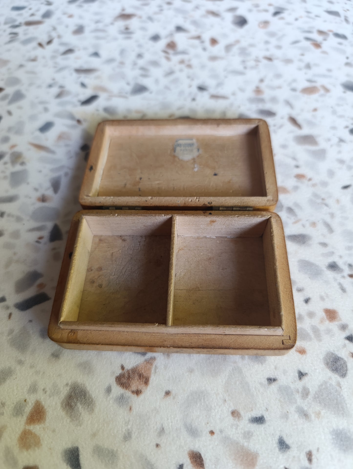 Petite boîte ancienne en bois décor floral – souvenir Au Louvre Paris