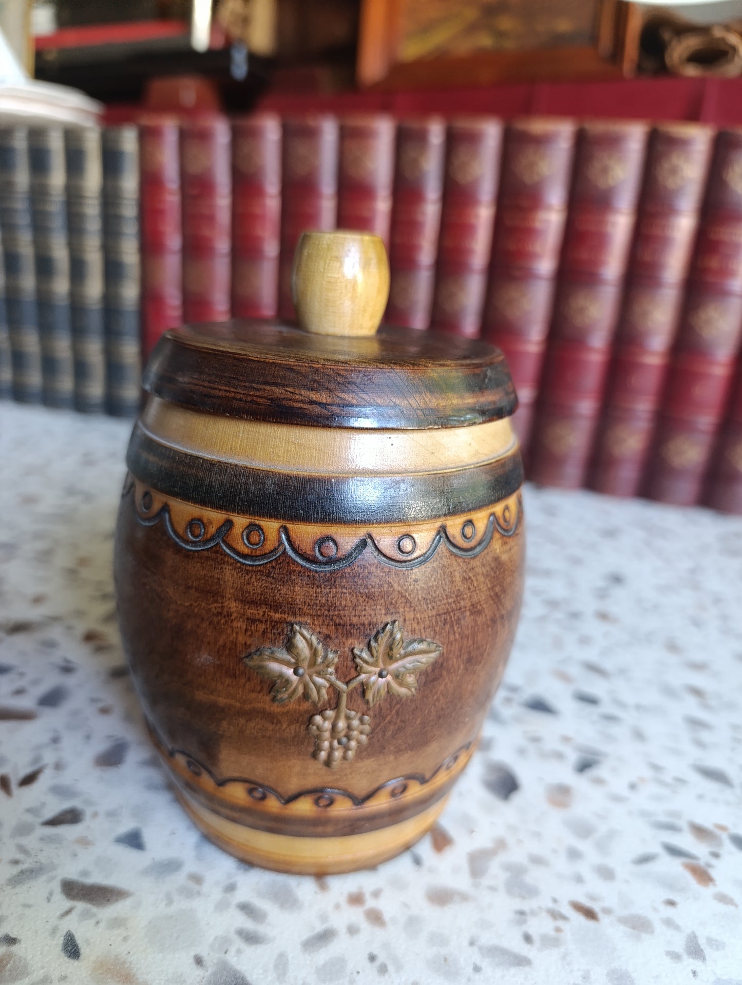 Pot couvert ancien en bois sculpté décor grappes de raisin