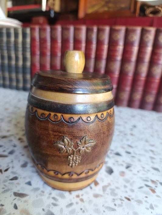 Pot couvert ancien en bois sculpté décor grappes de raisin
