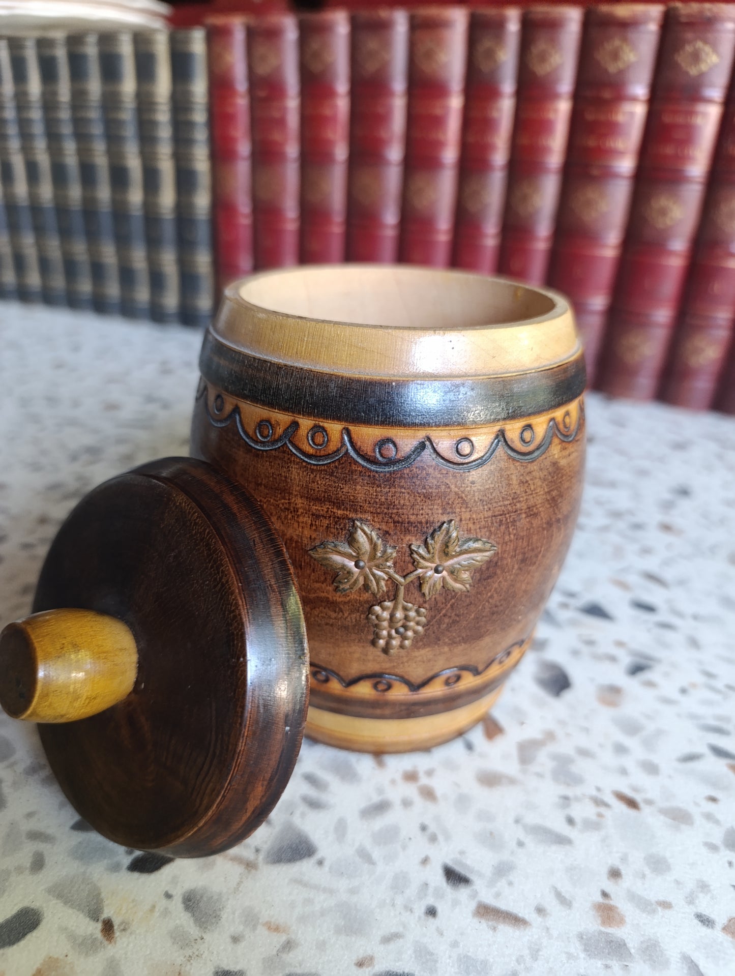 Pot couvert ancien en bois sculpté décor grappes de raisin