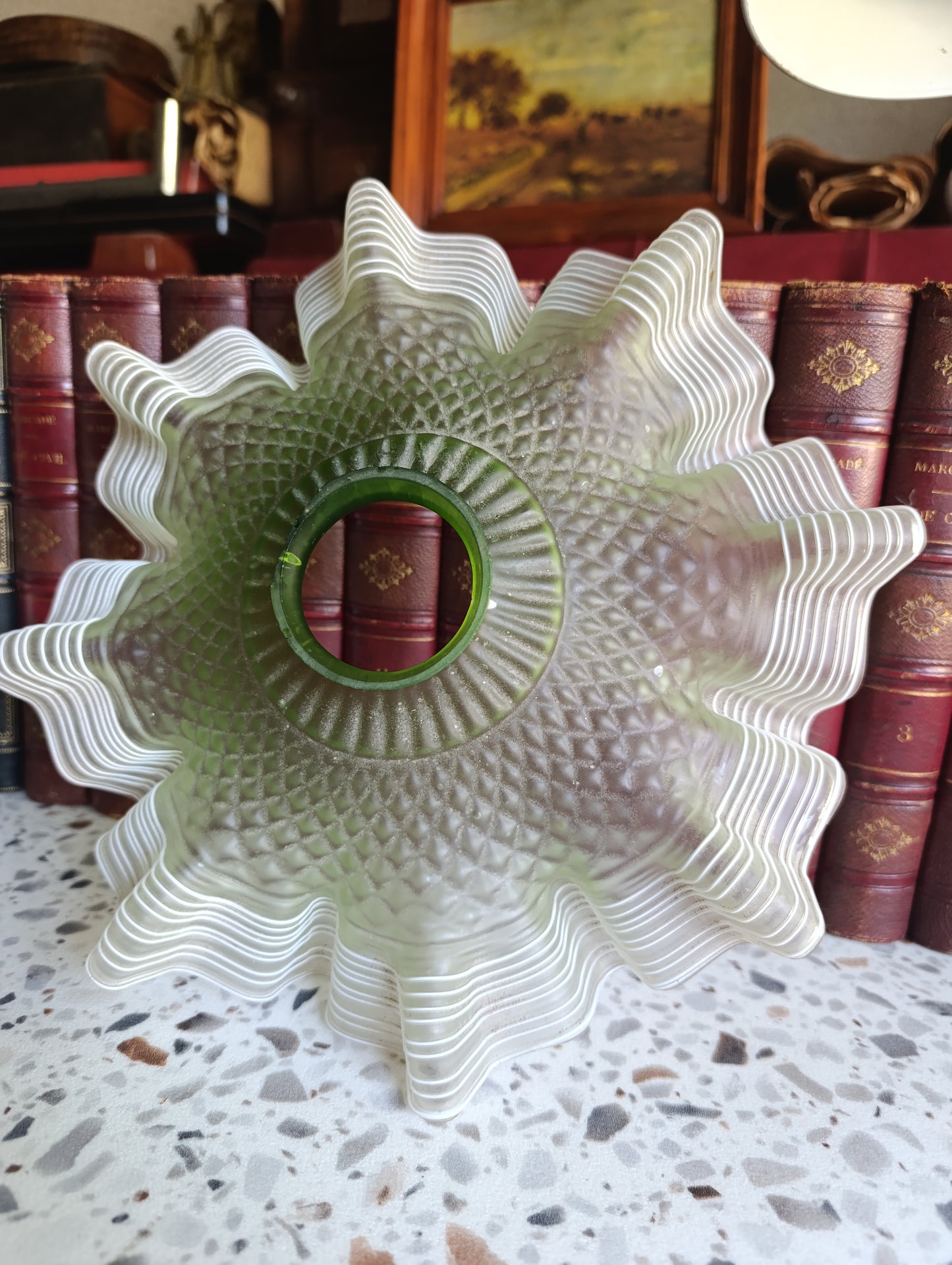 Grande tulipe ancienne en verre dépoli vert – abat-jour vintage festonné