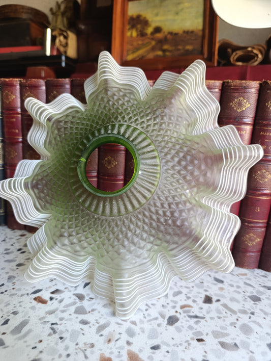 Grande tulipe ancienne en verre dépoli vert – abat-jour vintage festonné