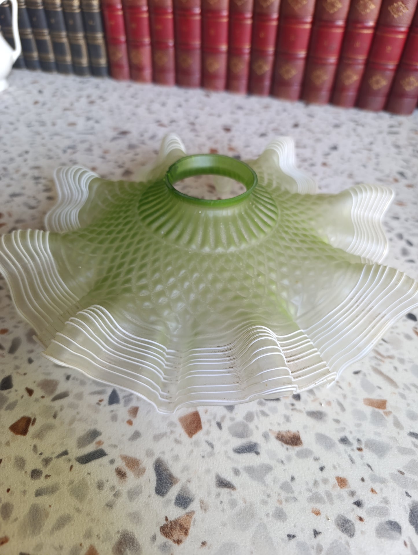 Grande tulipe ancienne en verre dépoli vert – abat-jour vintage festonné