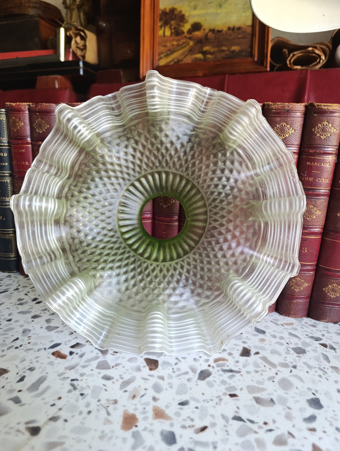 Grande tulipe ancienne en verre dépoli vert – abat-jour vintage festonné