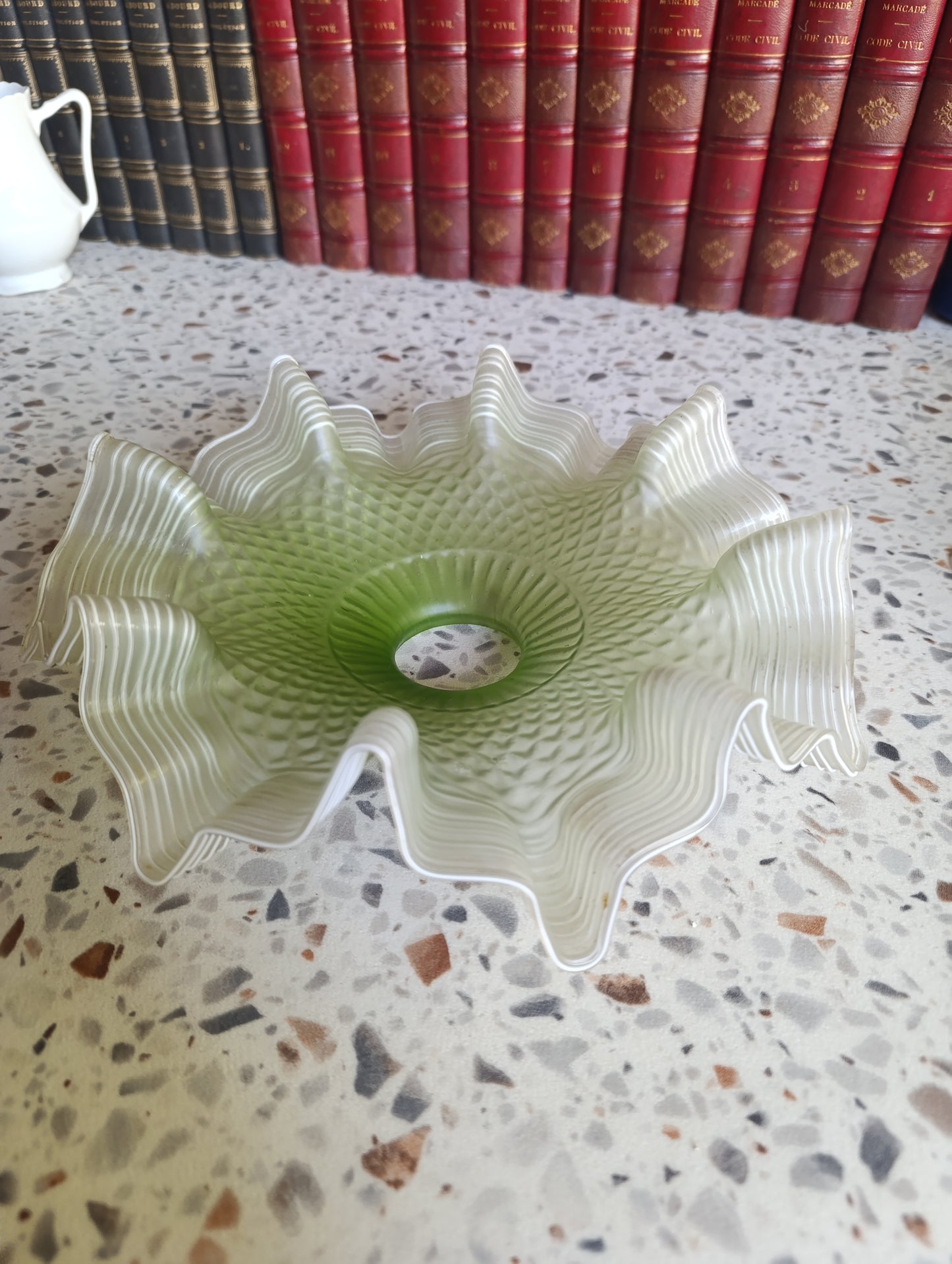 Grande tulipe ancienne en verre dépoli vert – abat-jour vintage festonné