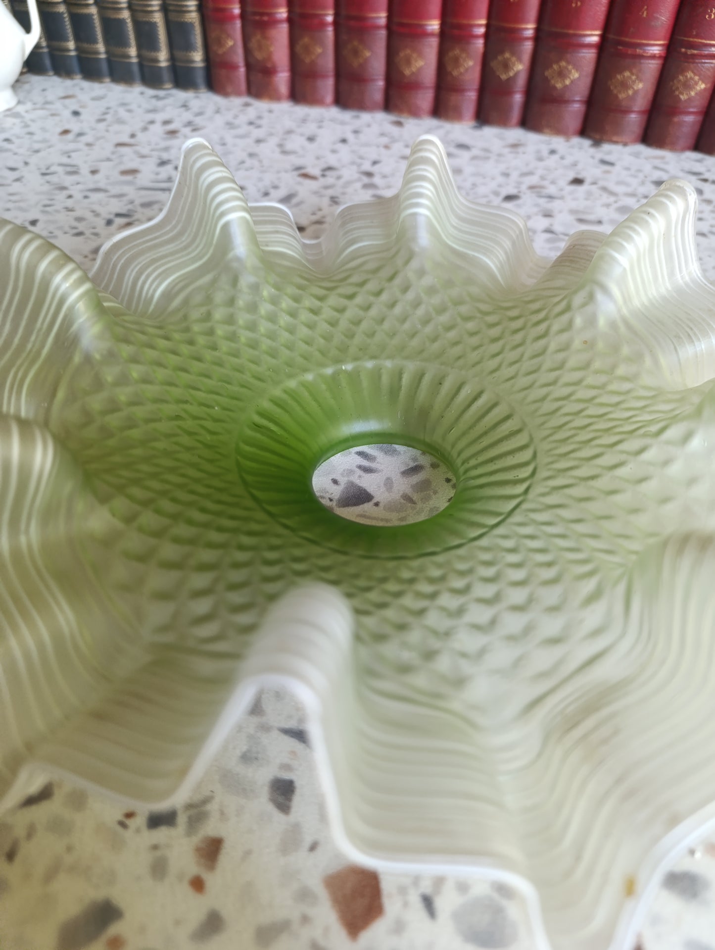 Grande tulipe ancienne en verre dépoli vert – abat-jour vintage festonné