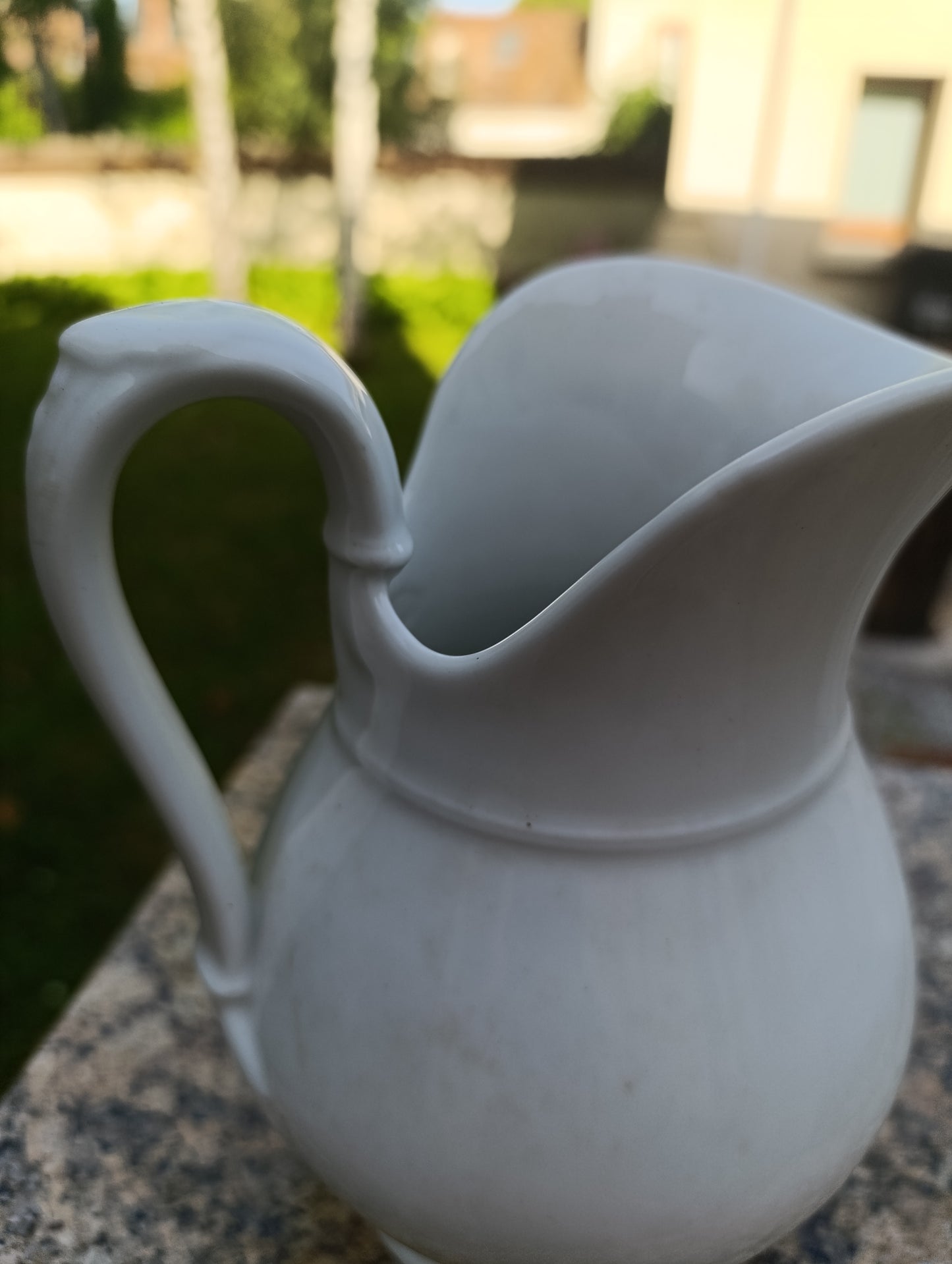 Pichet ancien B.Fres en faïence blanche – Broc de toilette