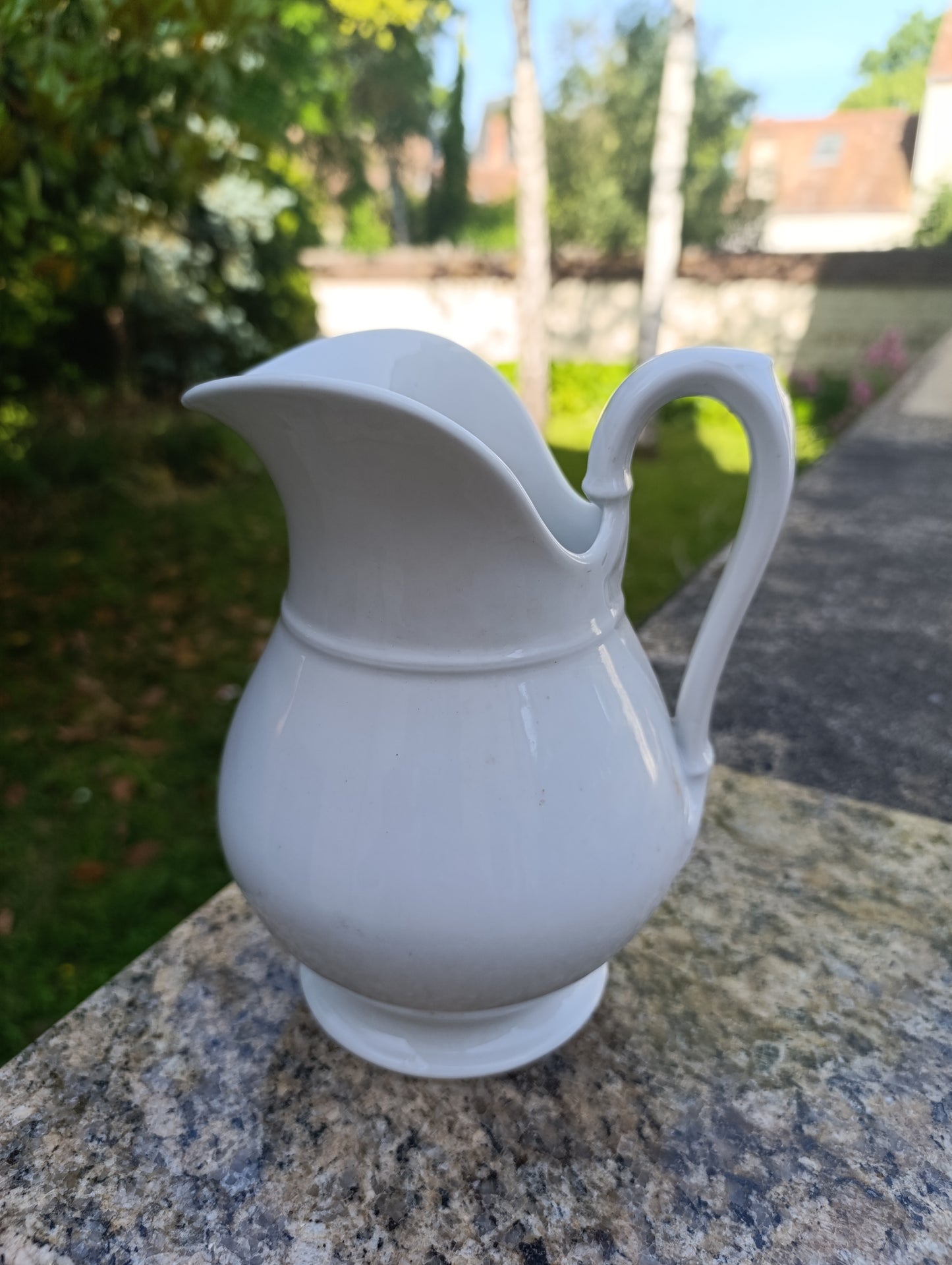 Pichet ancien B.Fres en faïence blanche – Broc de toilette