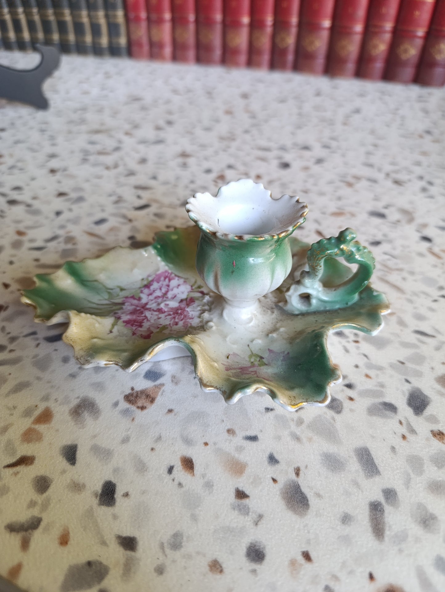 Ancien bougeoir portatif en porcelaine polychrome à décor floral peint et rehauts dorés.