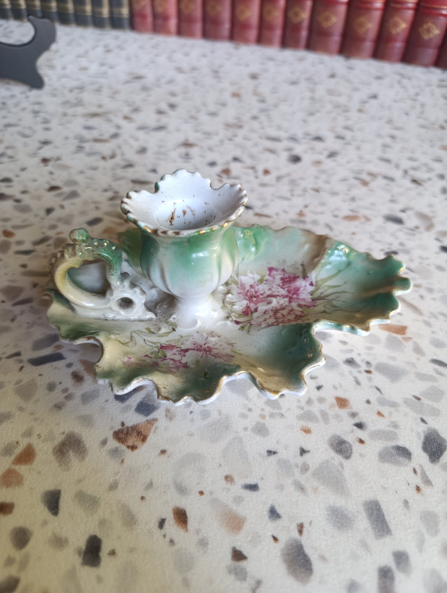 Ancien bougeoir portatif en porcelaine polychrome à décor floral peint et rehauts dorés.