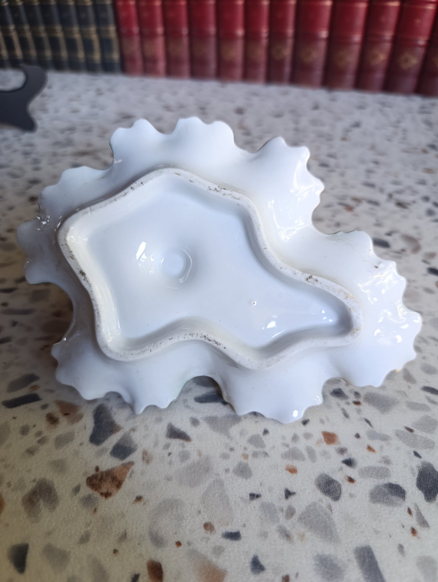 Ancien bougeoir portatif en porcelaine polychrome à décor floral peint et rehauts dorés.