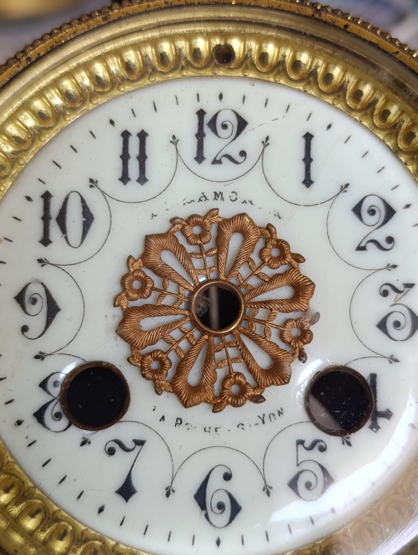 Cadran ancien émaillé de pendule avec vitre et entourage laiton