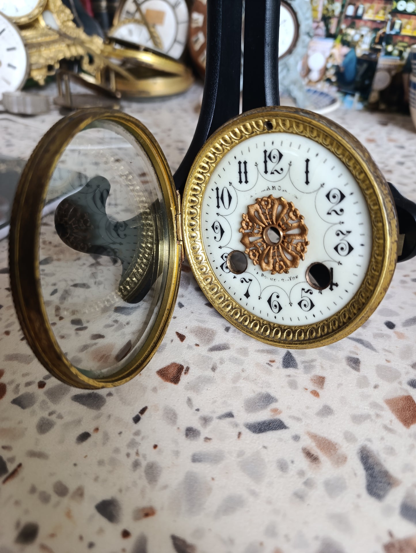 Cadran ancien émaillé de pendule avec vitre et entourage laiton