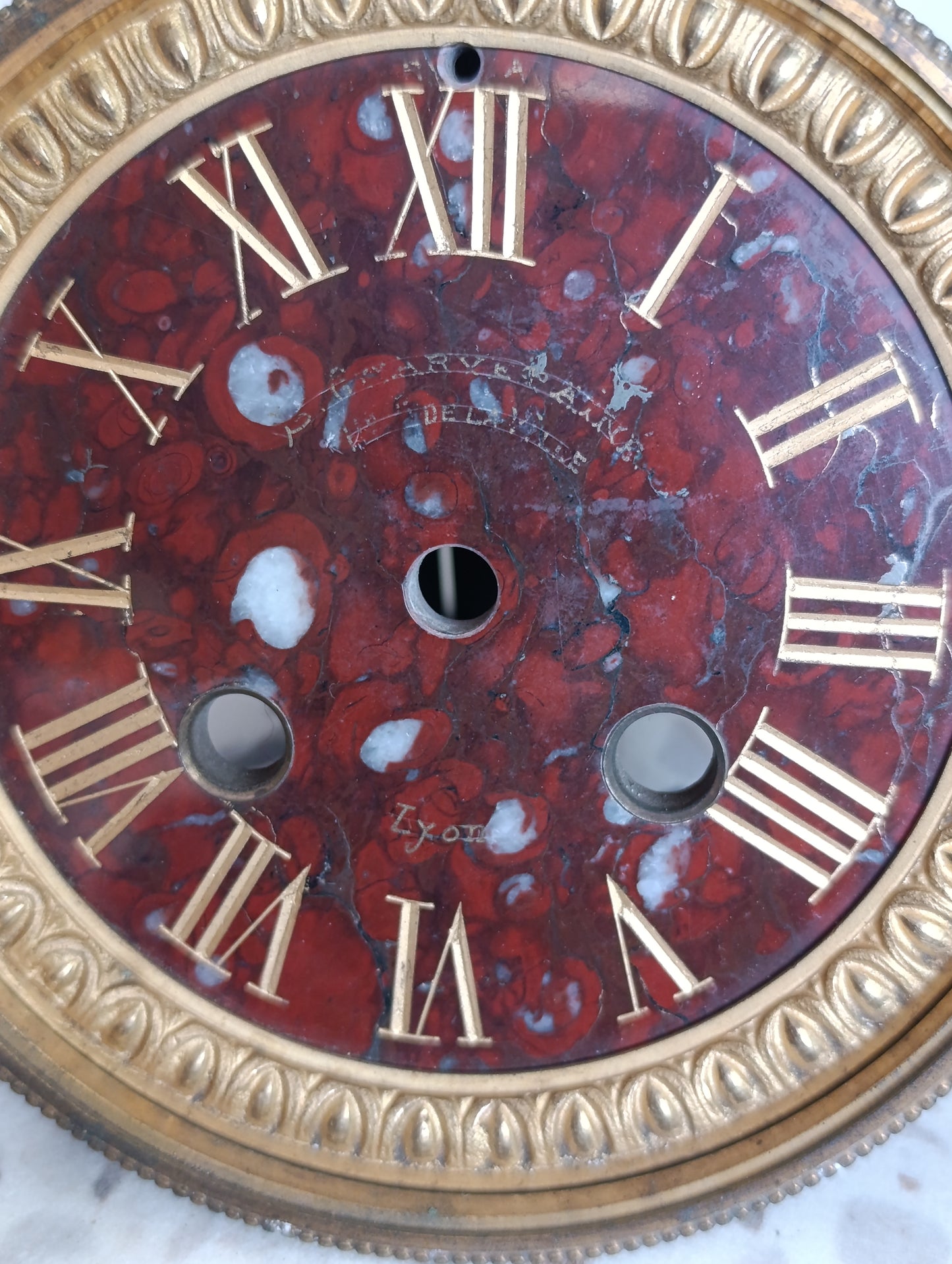 Cadran ancien imitation marbre rouge pour pendule de cheminée – chiffres romains dorés – diamètre 11,3 cm