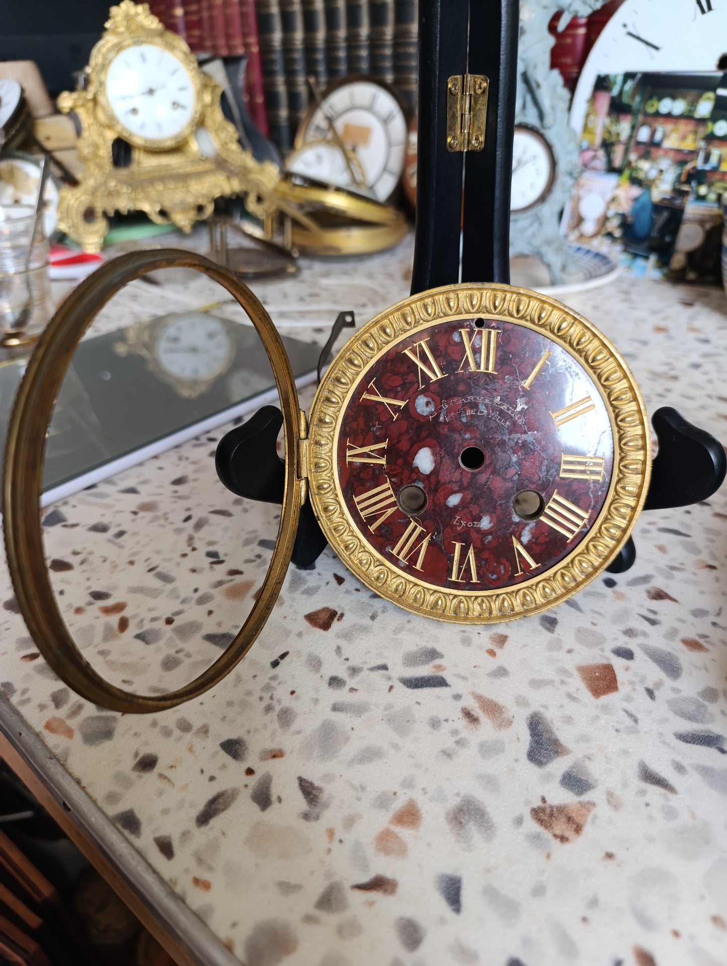 Cadran ancien imitation marbre rouge pour pendule de cheminée – chiffres romains dorés – diamètre 11,3 cm