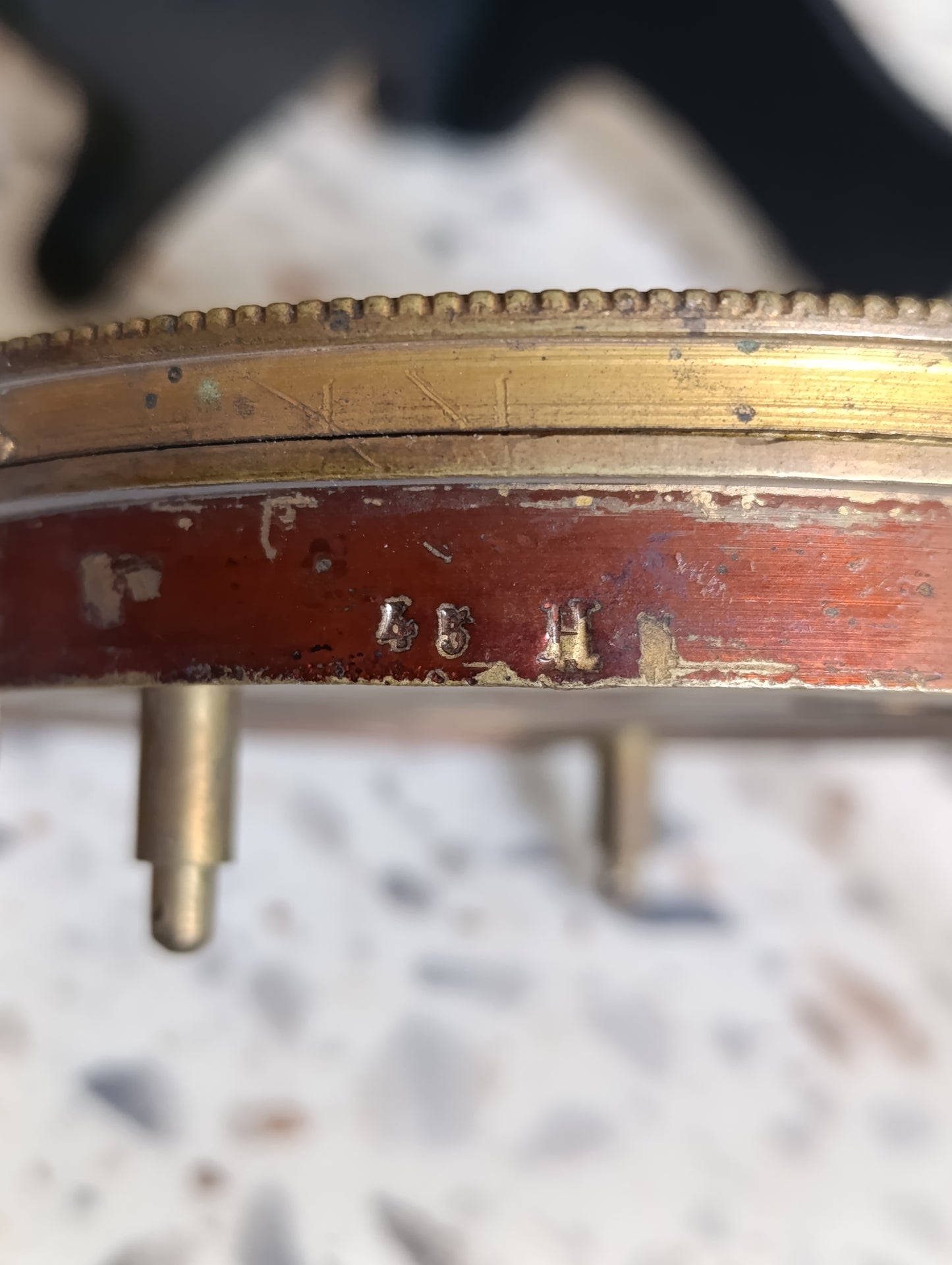 Cadran ancien imitation marbre rouge pour pendule de cheminée – chiffres romains dorés – diamètre 11,3 cm