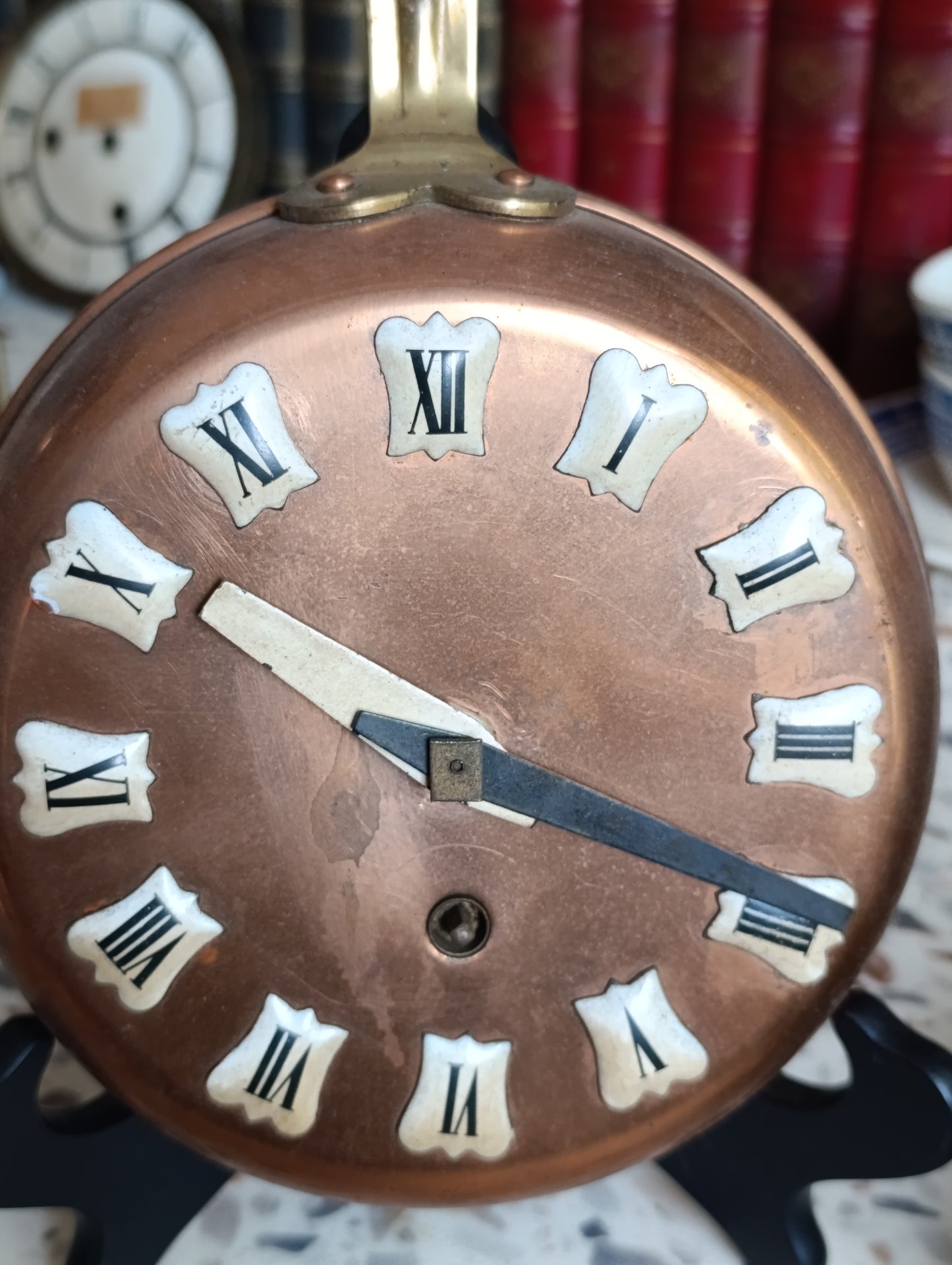 Poêle horloge murale ancienne en cuivre avec mécanisme mécanique