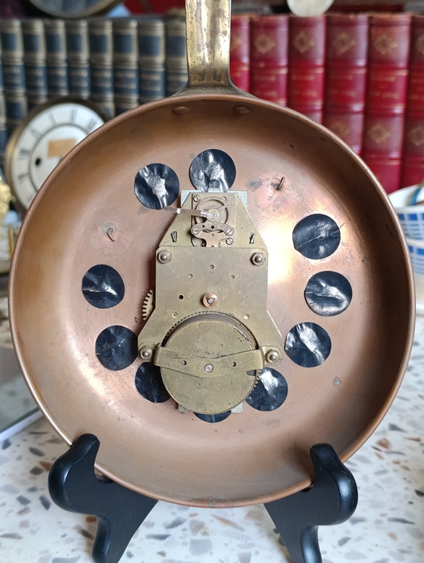 Poêle horloge murale ancienne en cuivre avec mécanisme mécanique