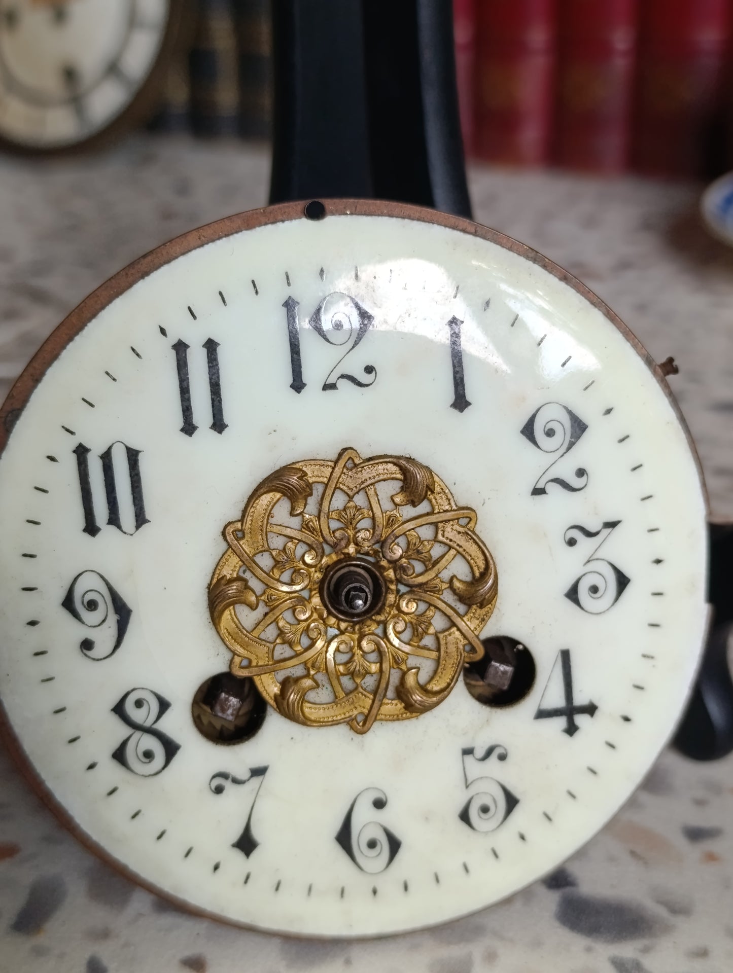 Cadran émaillé ancien de pendule avec mouvement mécanique