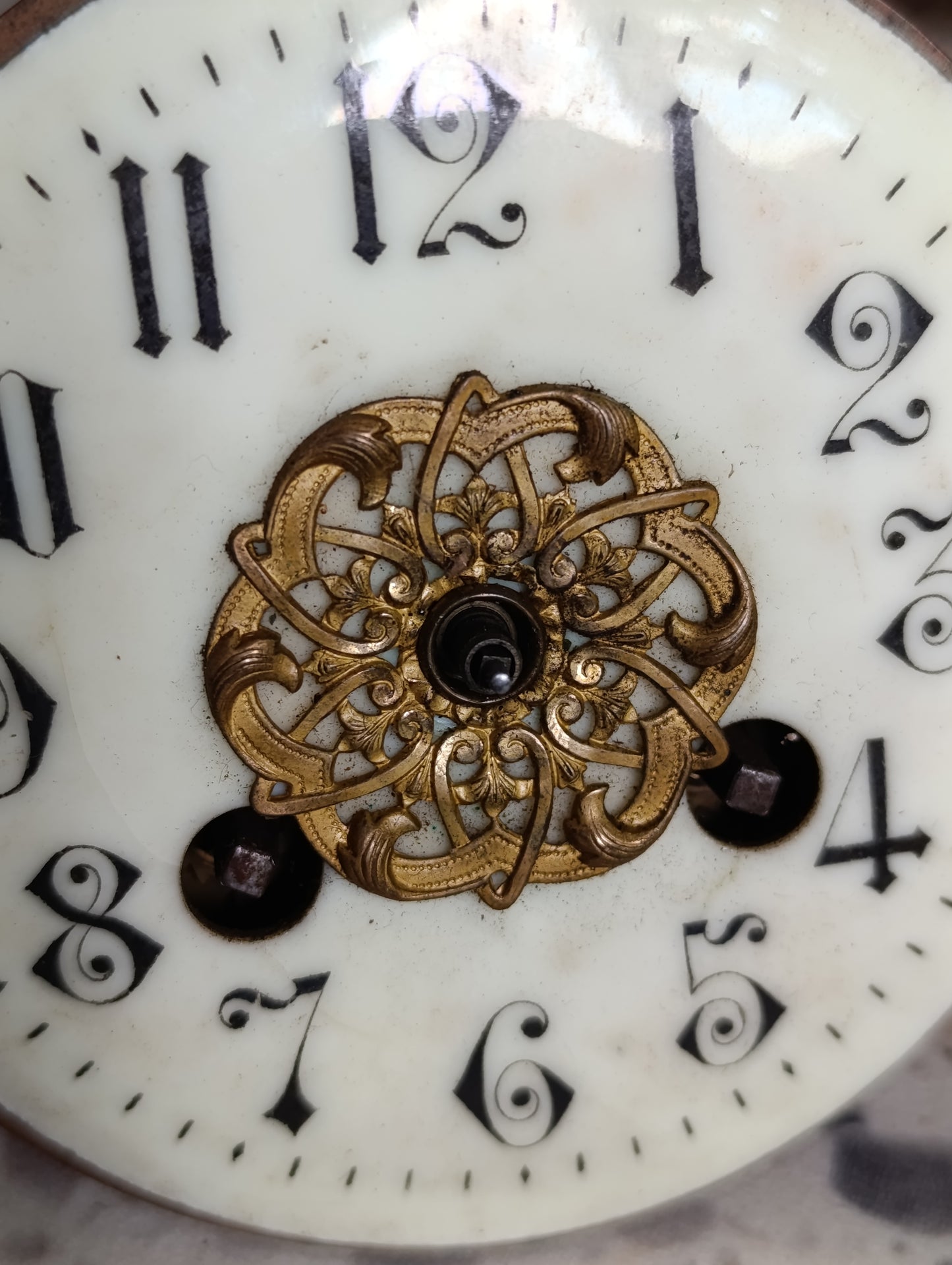 Cadran émaillé ancien de pendule avec mouvement mécanique