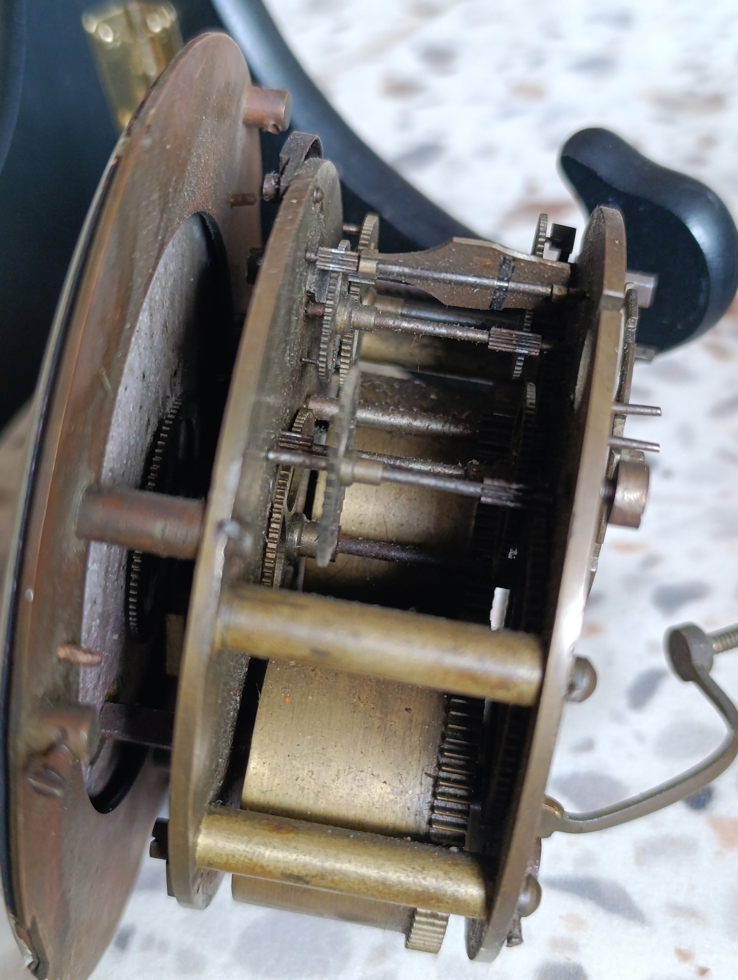 Cadran émaillé ancien de pendule avec mouvement mécanique