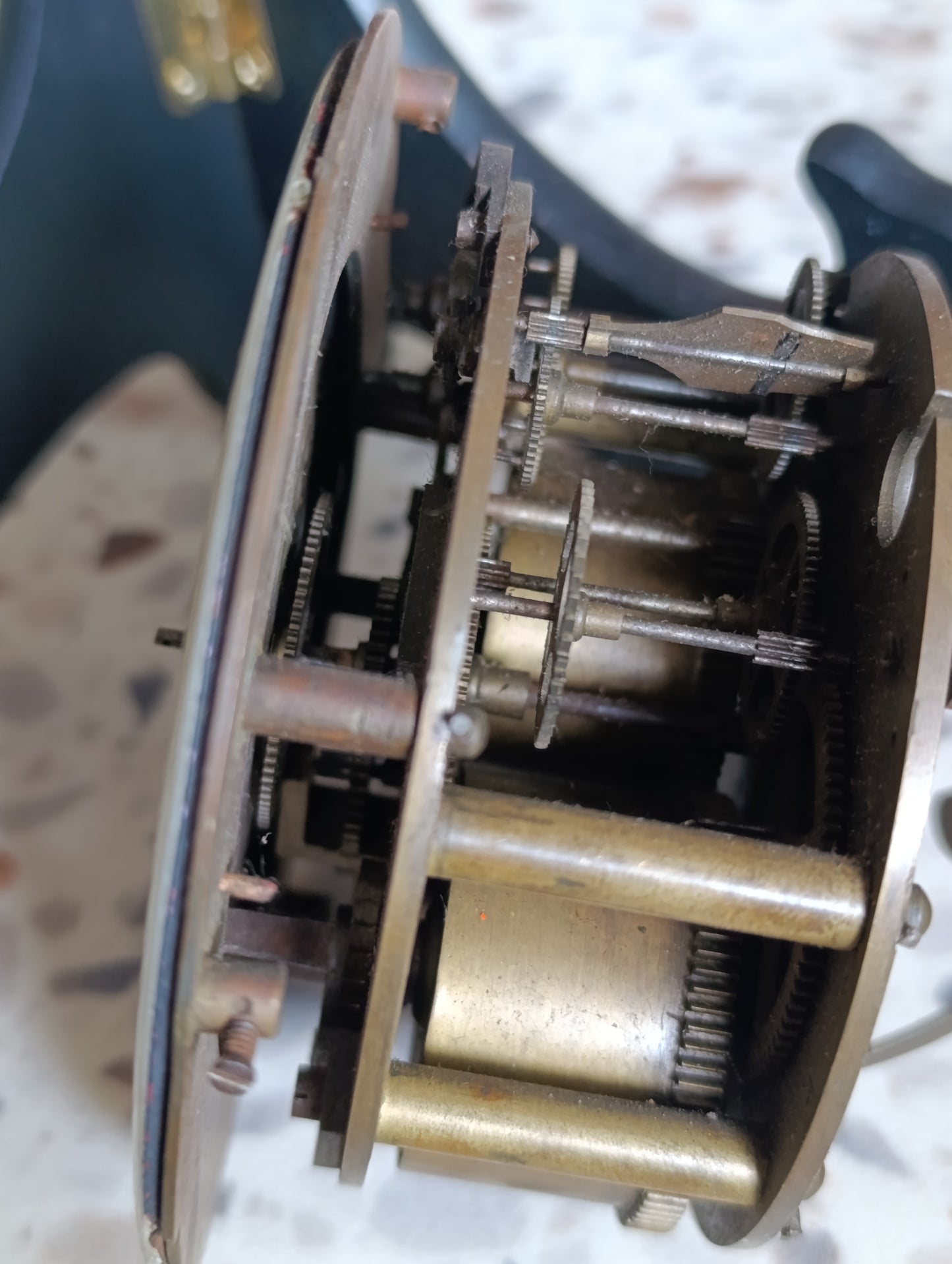 Cadran émaillé ancien de pendule avec mouvement mécanique