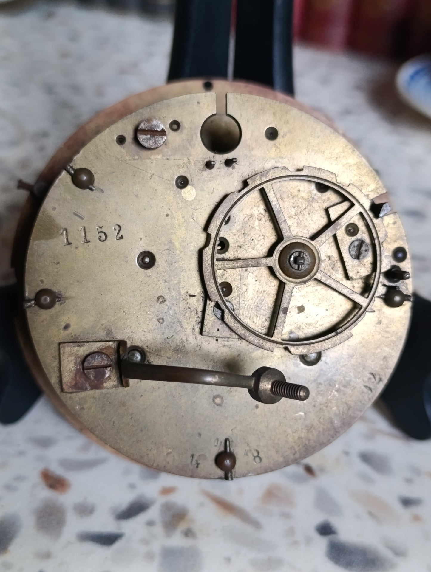 Cadran émaillé ancien de pendule avec mouvement mécanique