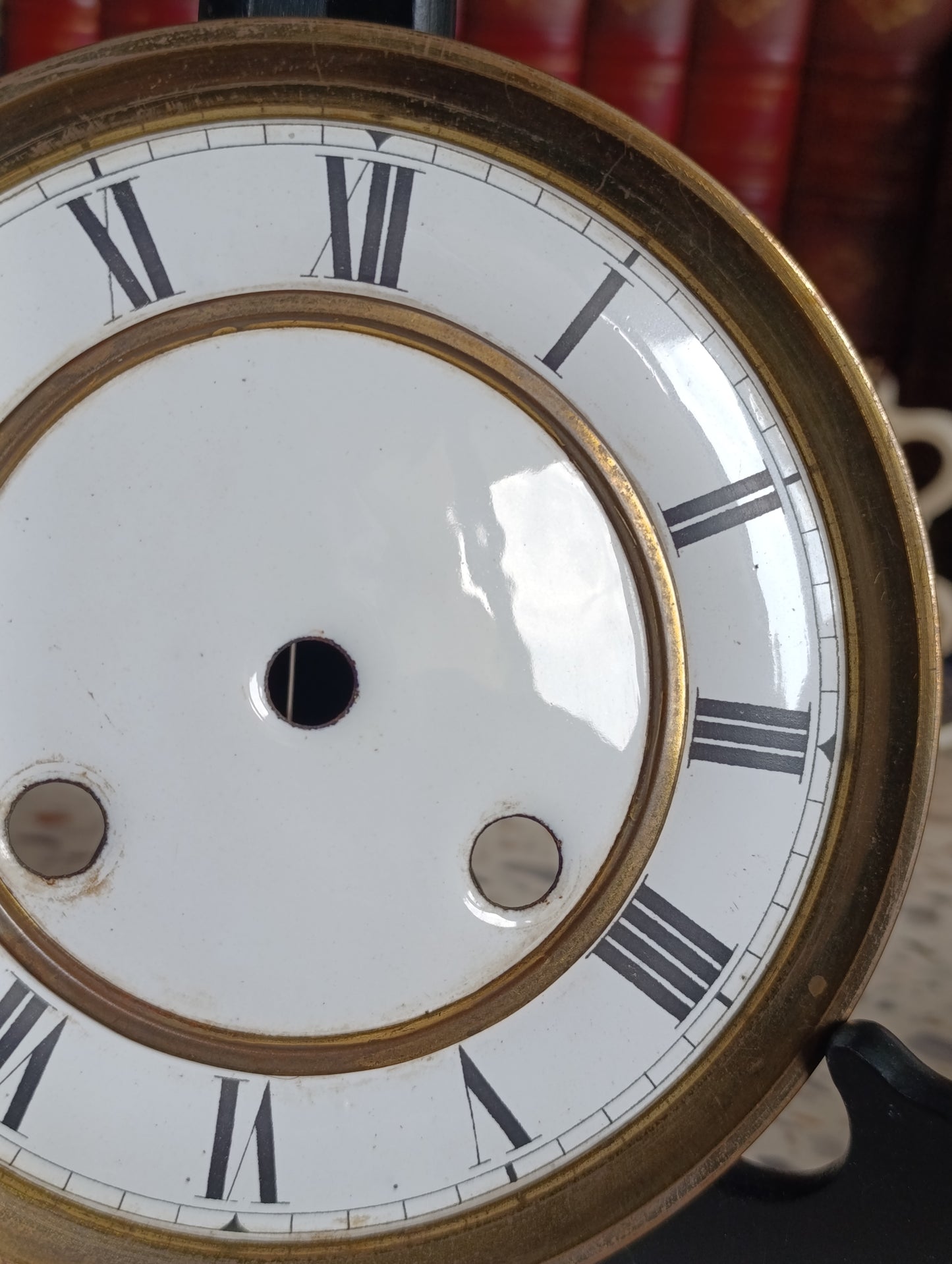 Cadran émaillé ancien de pendule de cheminée avec entourage laiton