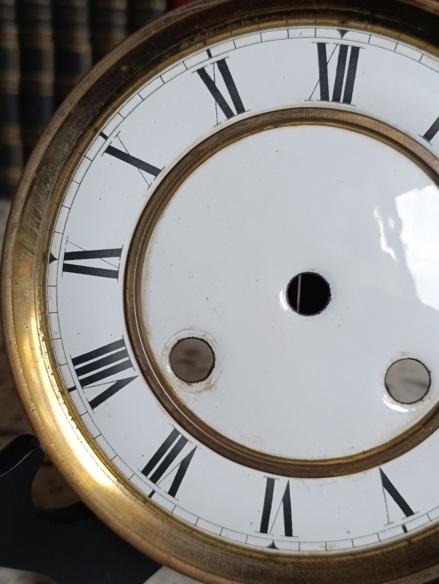 Cadran émaillé ancien de pendule de cheminée avec entourage laiton
