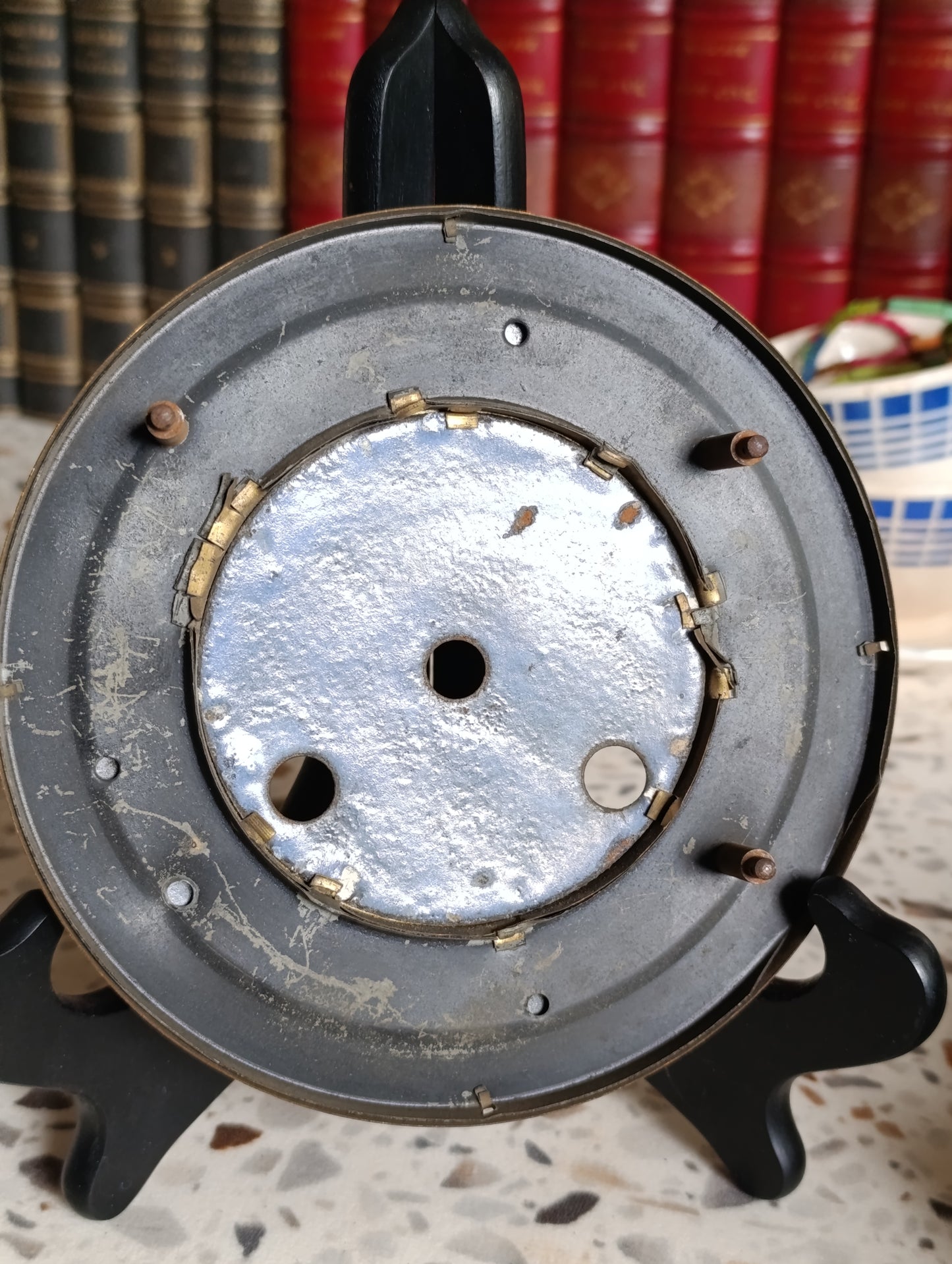 Cadran émaillé ancien de pendule de cheminée avec entourage laiton