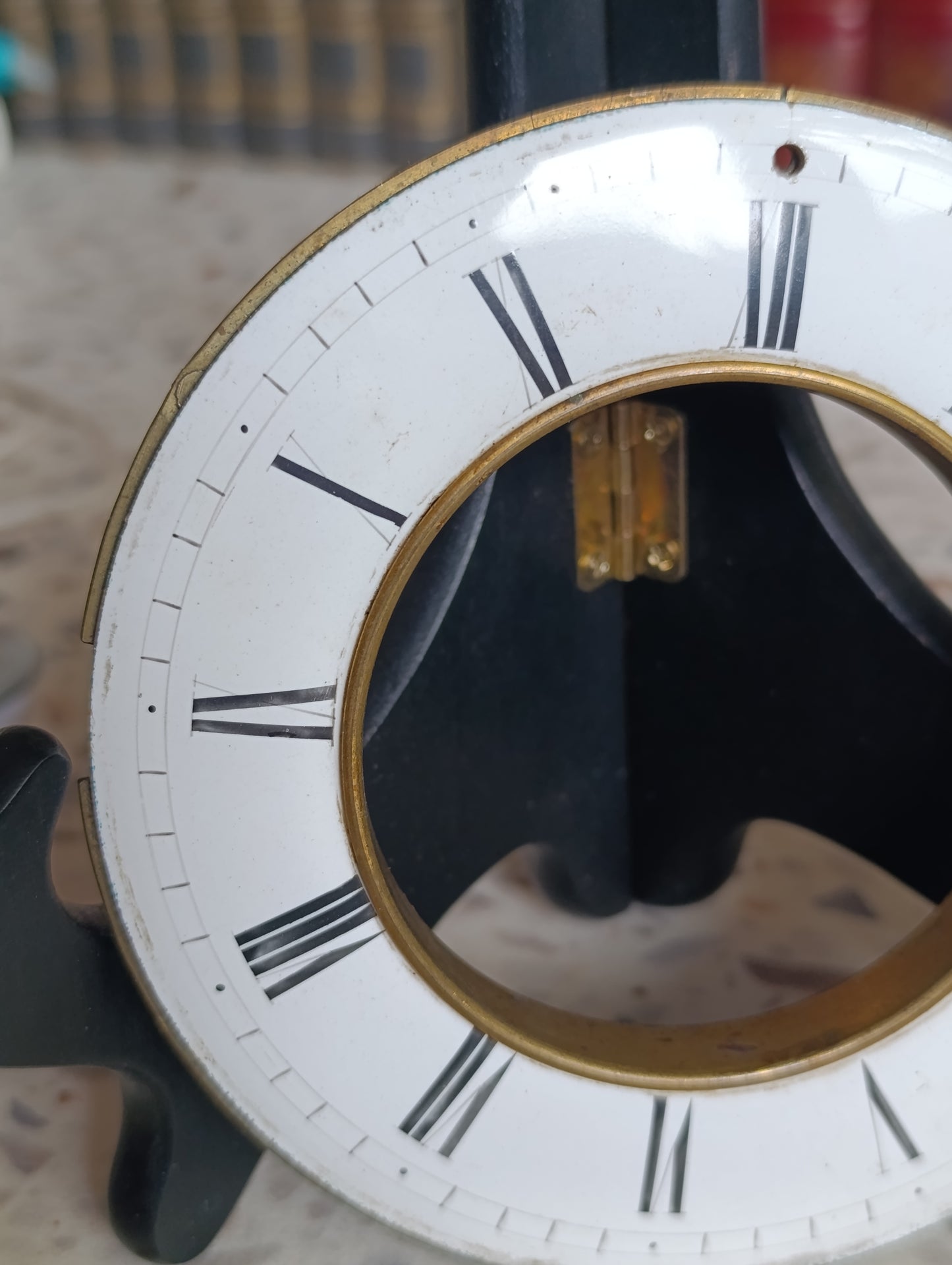 Cadran annulaire émaillé ancien de pendule de cheminée chiffres romains
