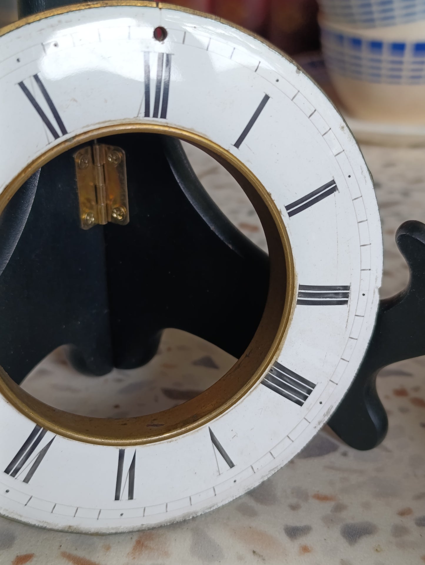 Cadran annulaire émaillé ancien de pendule de cheminée chiffres romains