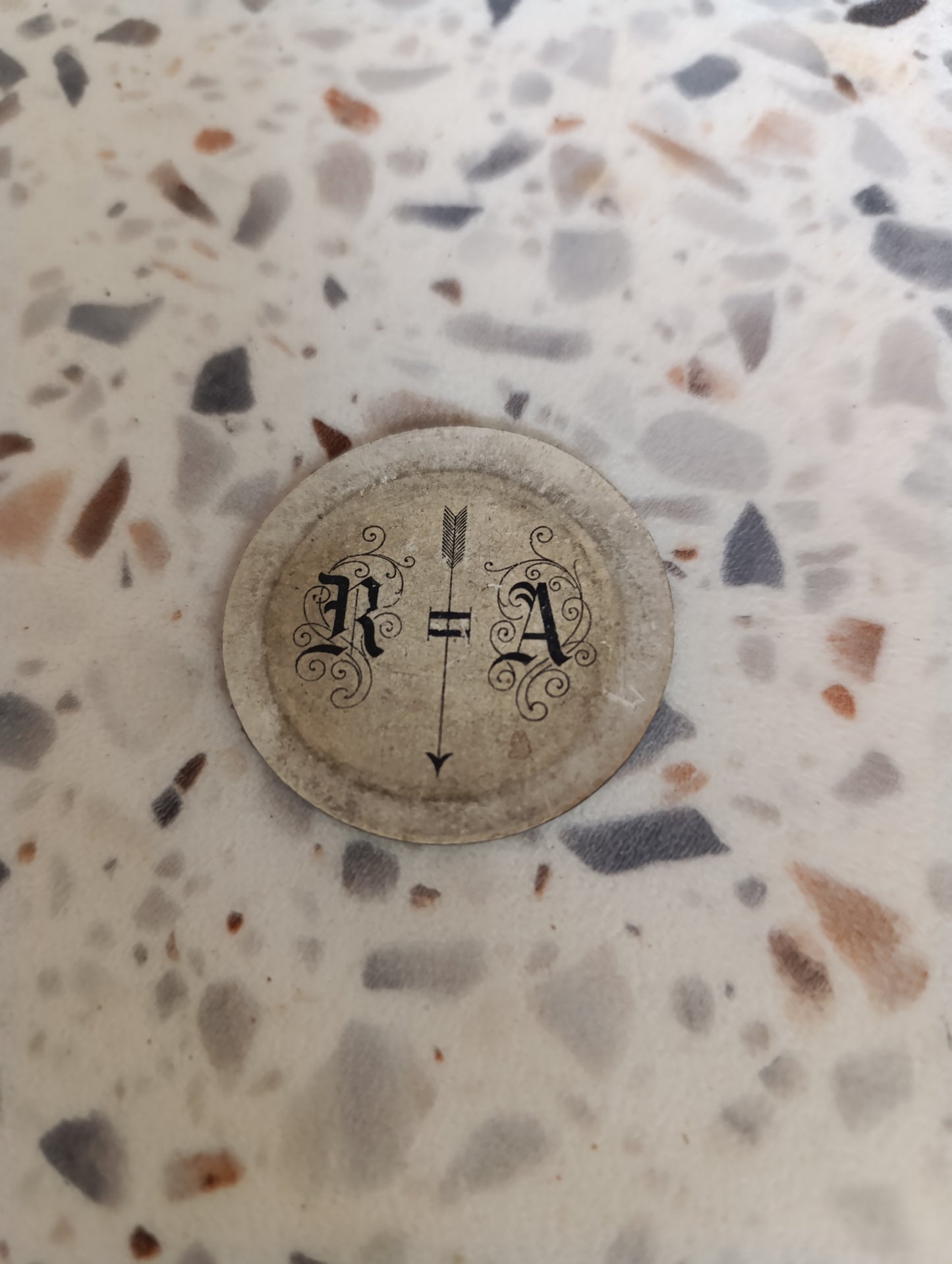 Cache de balancier ancien R-A pour pendule de cheminée