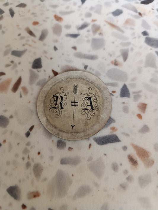 Cache de balancier ancien R-A pour pendule de cheminée