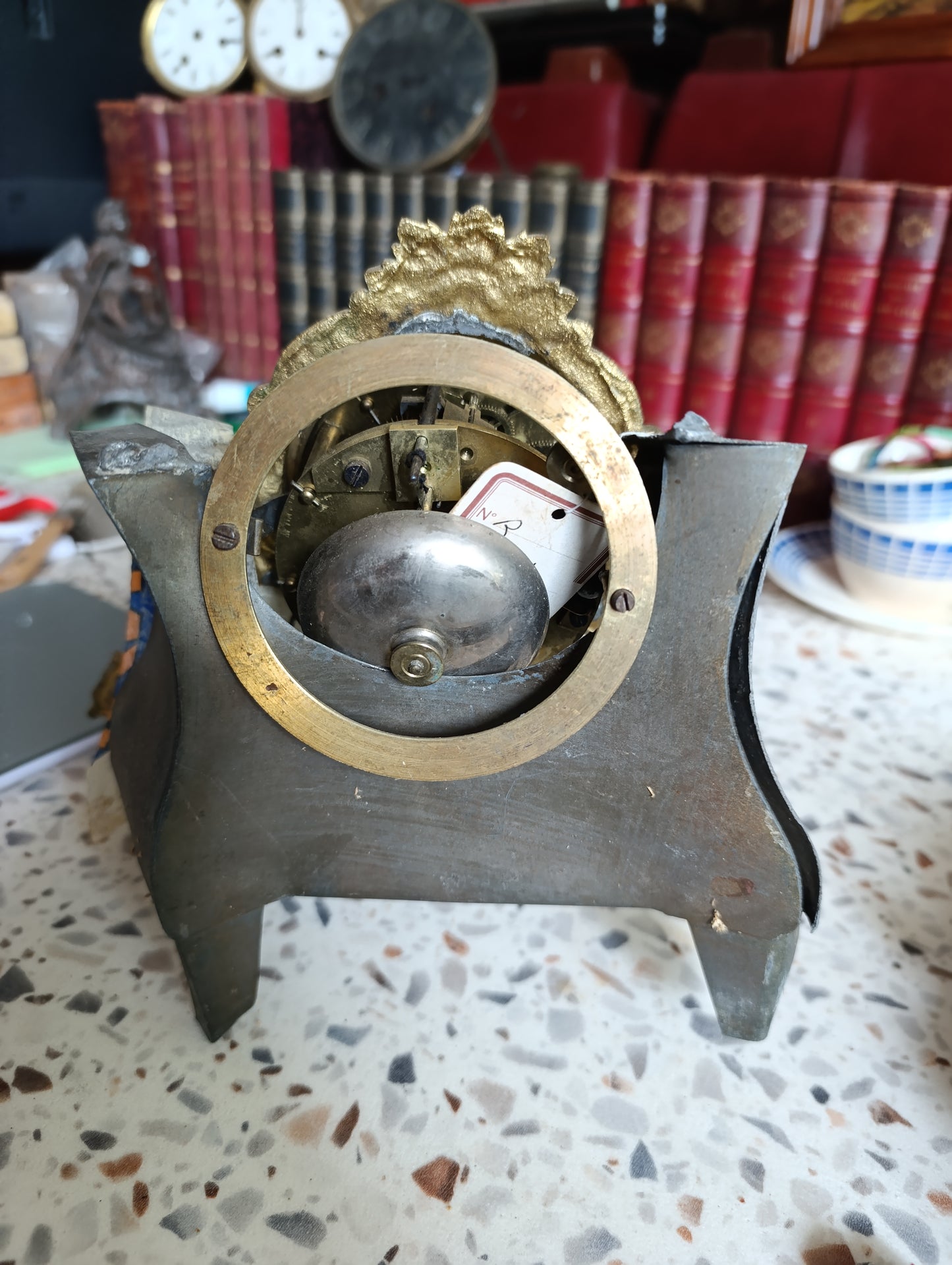 Pendule régule ancienne en régule doré avec sujet enfant en barque – Pour restauration